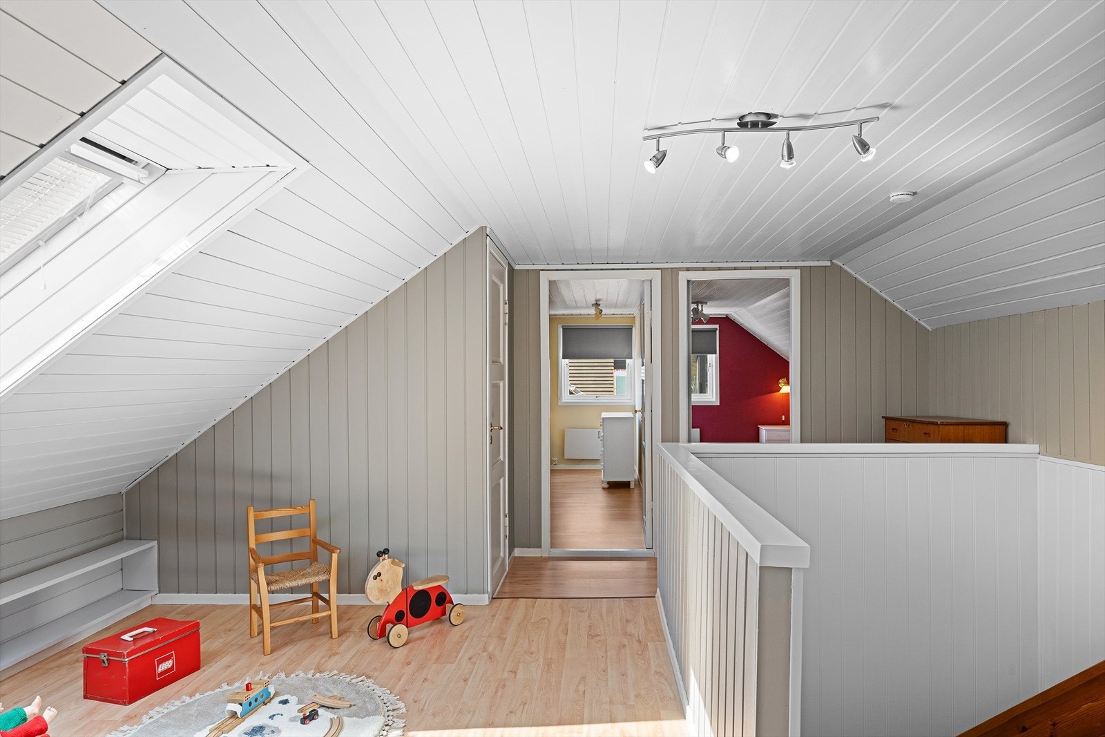 Opp i 2. etasje har man loftstue, 3 boder og 3 soverom. Denne etasjen har ikke byggemeldte tegninger, og rommene anses derfor som ikke byggemeldte. Galleribilde