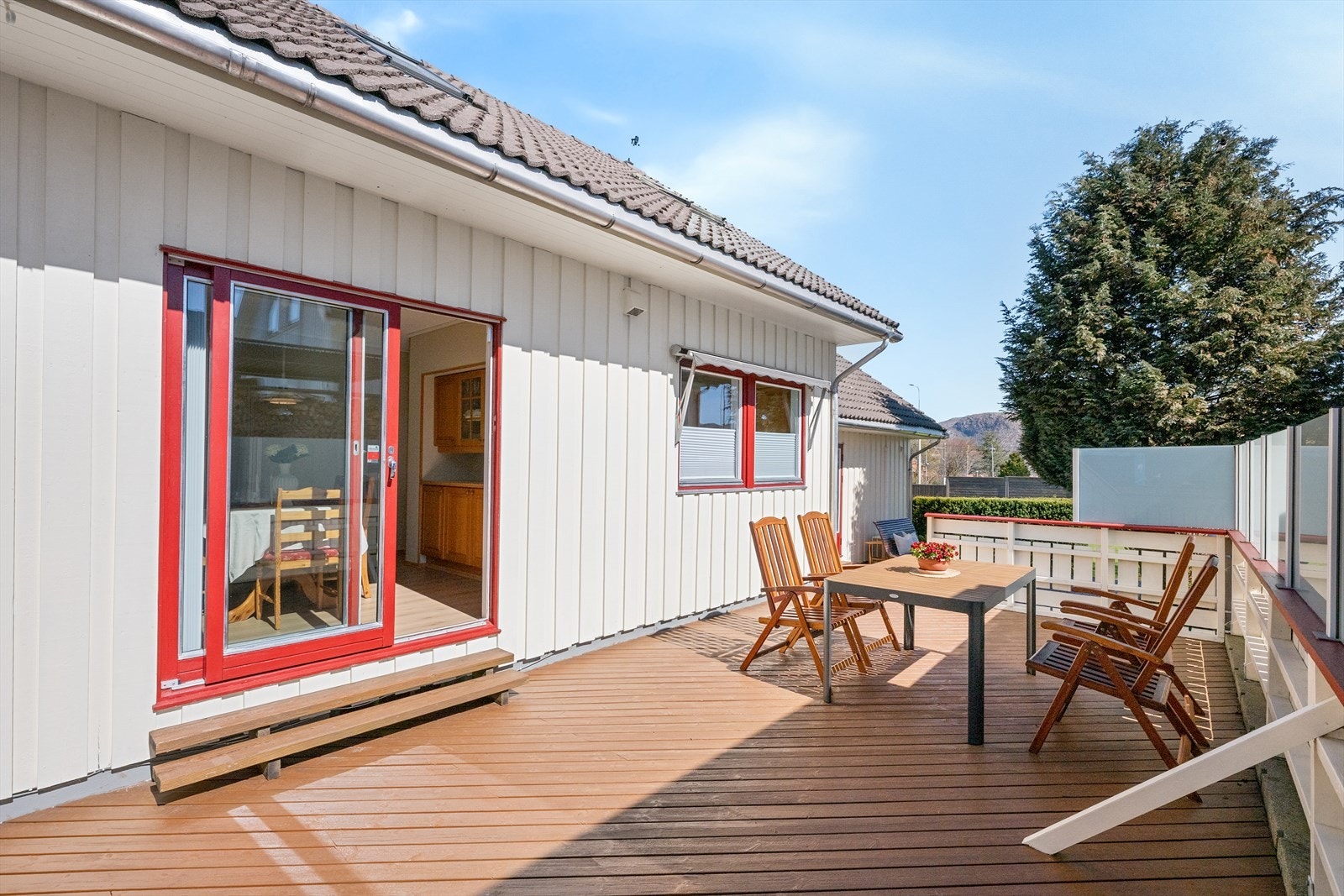 Adkomst til terrassen både fra stuen og fra spisestuen tilknyttet kjøkkenet. Galleribilde
