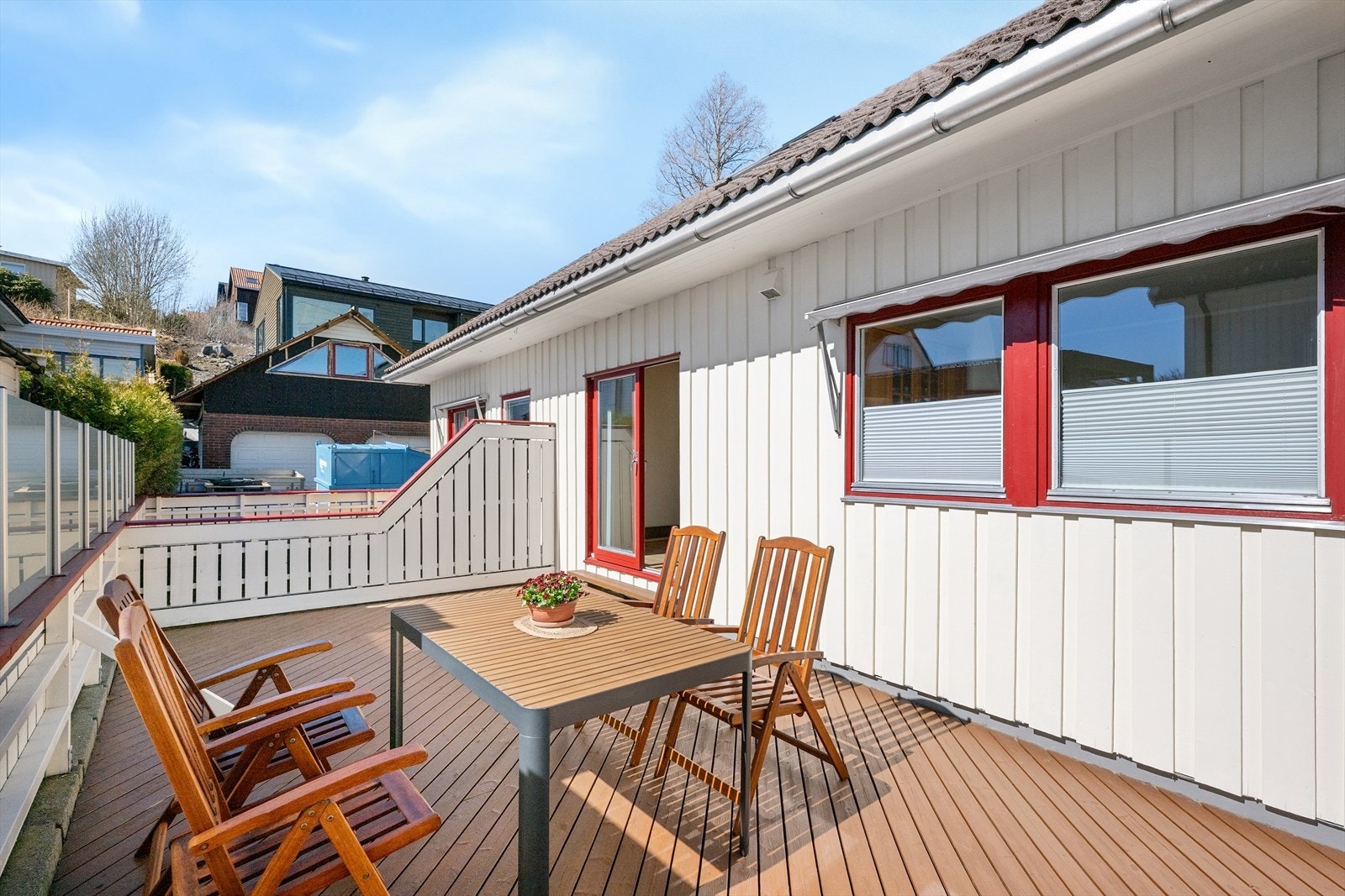 Øvre nivå på terrassen med adkomst fra spisestuen tilknyttet kjøkkenet. Galleribilde
