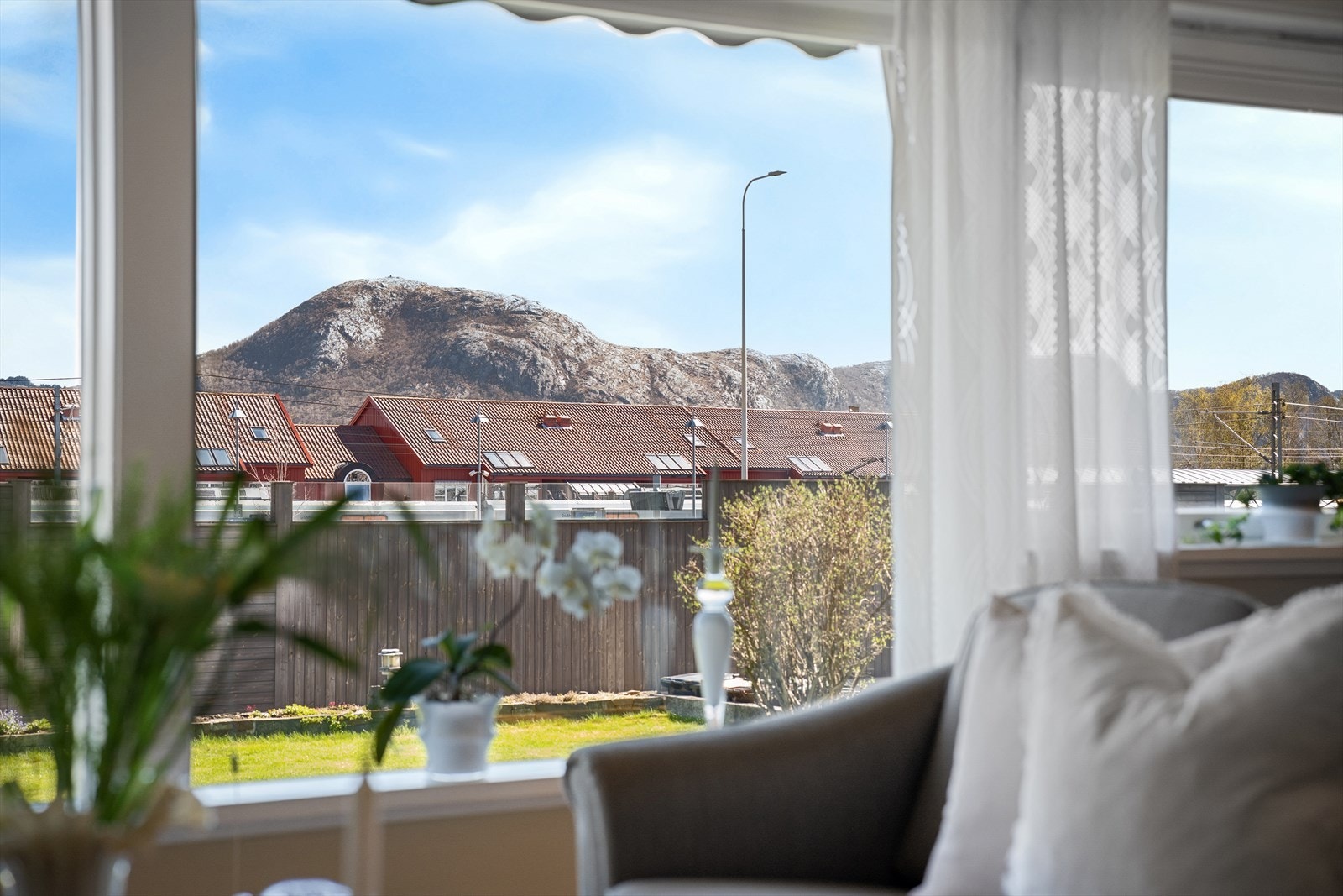 Flott utsikt fra stuen mot blant annet Dalsnuten (bildet) og Lifjell. Galleribilde