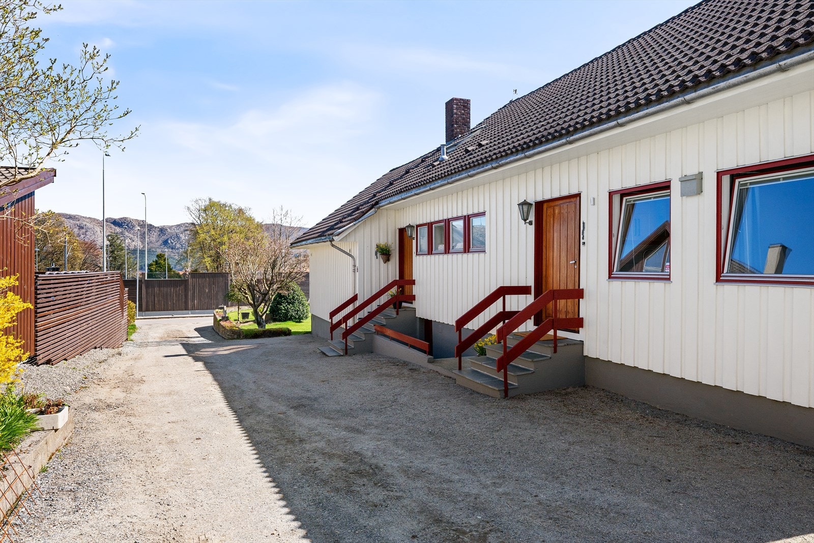 Hovedbolig (Dykjelsletta 36B med inngang til venstre) og leilighet (Dykjelsletta 36A) med inngang til høyre. Galleribilde