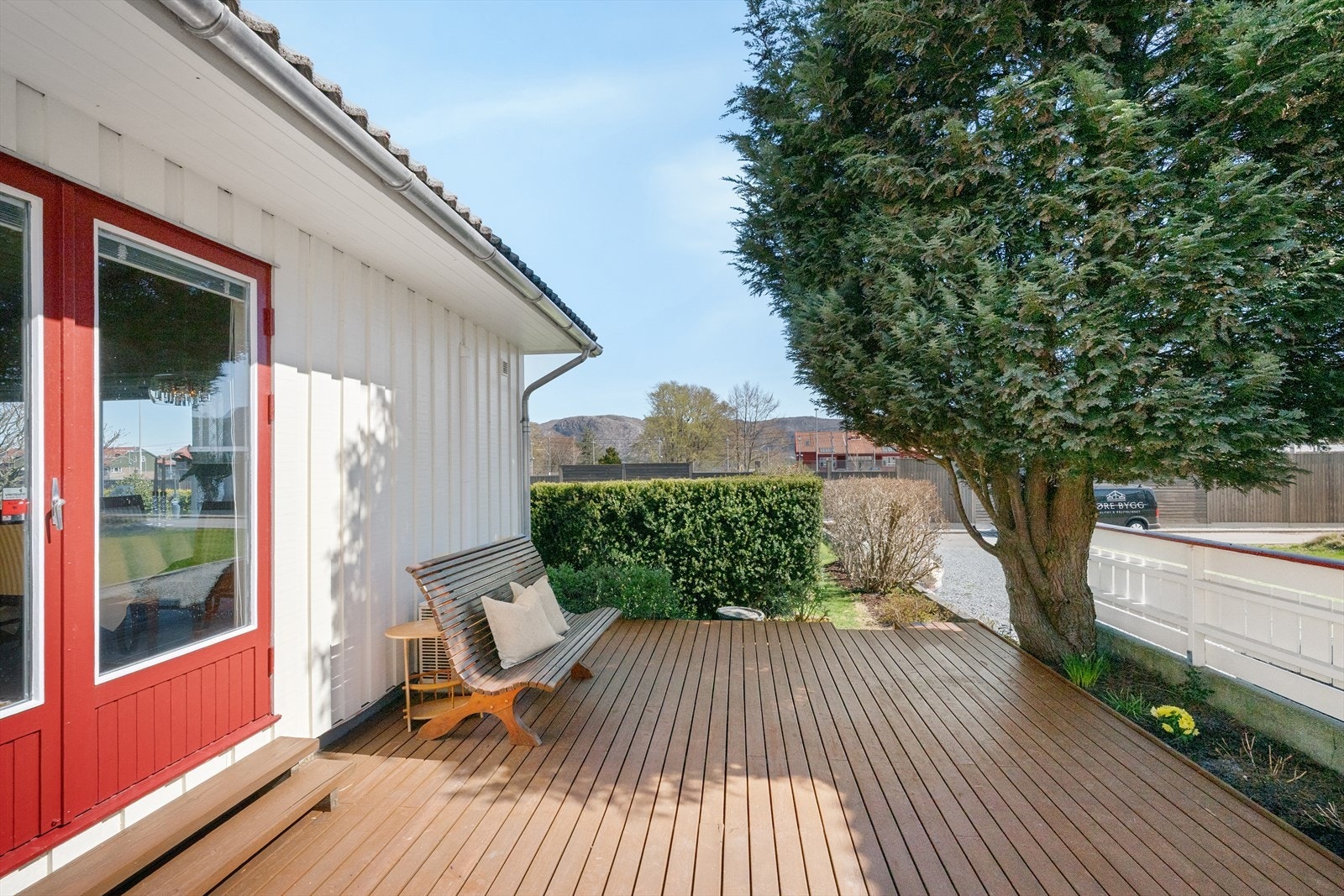 Utgang fra stuen til en lun, sørvendt terrasse med gode solforhold. Galleribilde