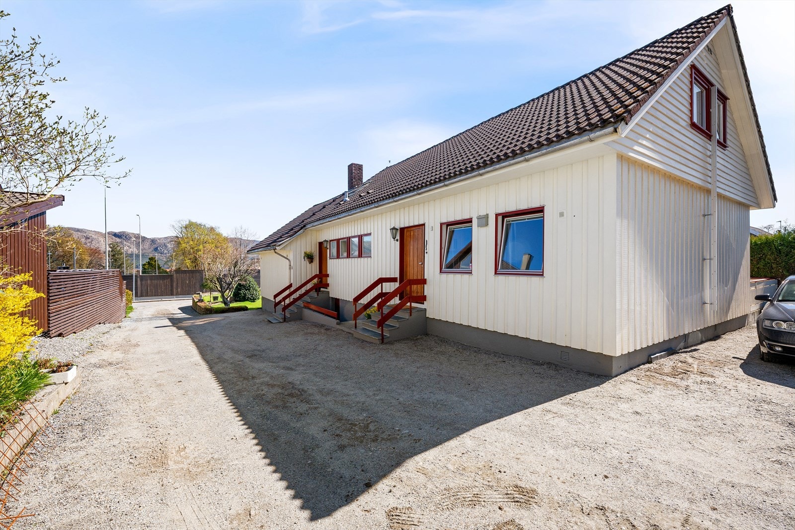 Felles innkjørsel med nabo ovenfor leder opp til gårdsrommet. Innkjørselen vil bli asfaltert på selgers bekostning. Evt asfaltering/opparbeiding av eget gårdsrom bekostes av kjøper. Galleribilde