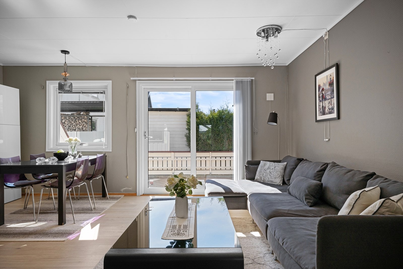 Leilighet - Dykjelsletta 36A. I stuen er det naturlige soner for spiseplass og sittegruppe. Skyvedør fra stuen ut til en lun og solrik terrasse som vender mot sør. Galleribilde