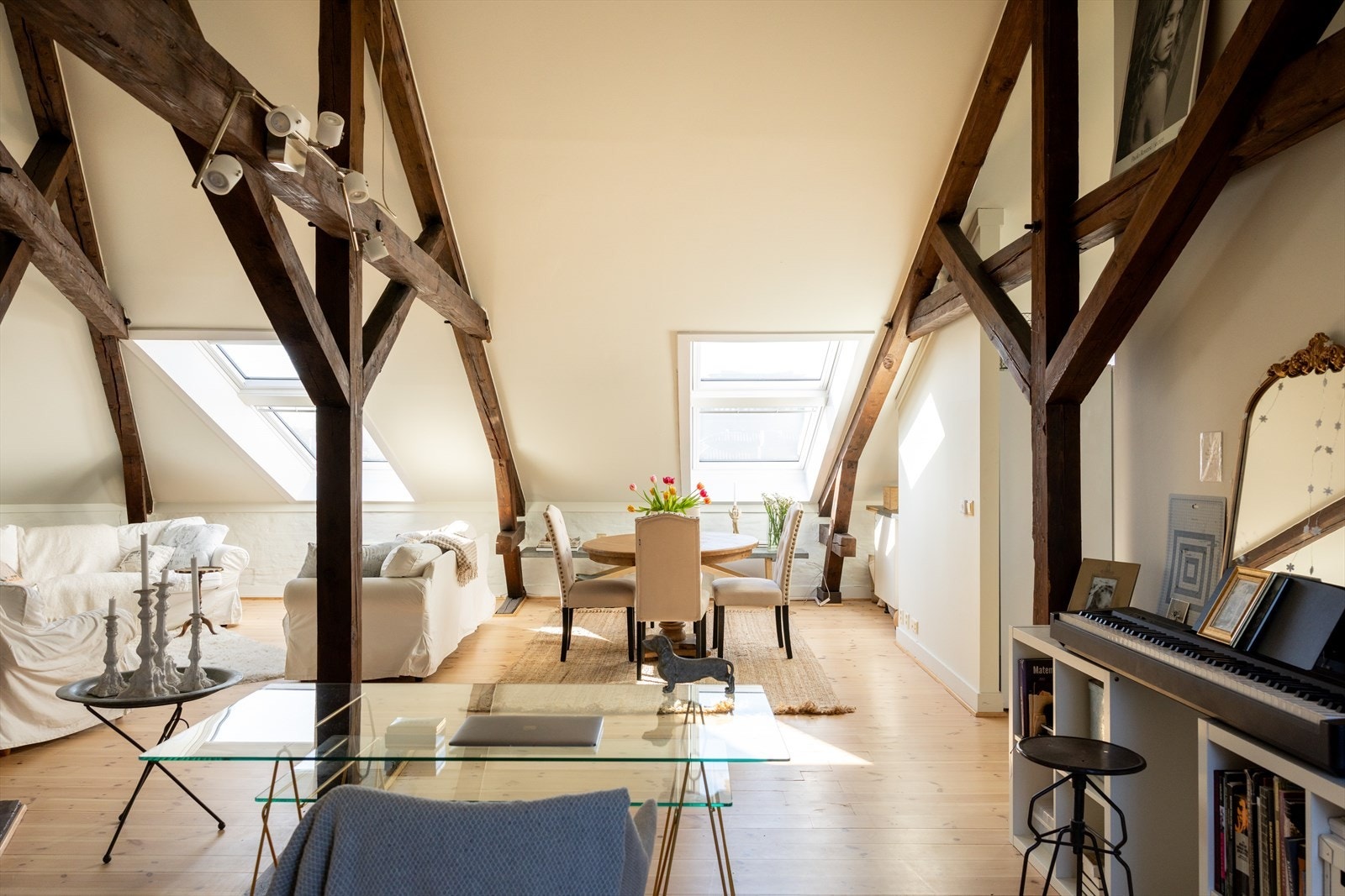 Stor stue med god plass til flere soner, med naturlig inndeling for sofa, spisebord og kontorplass. Galleribilde