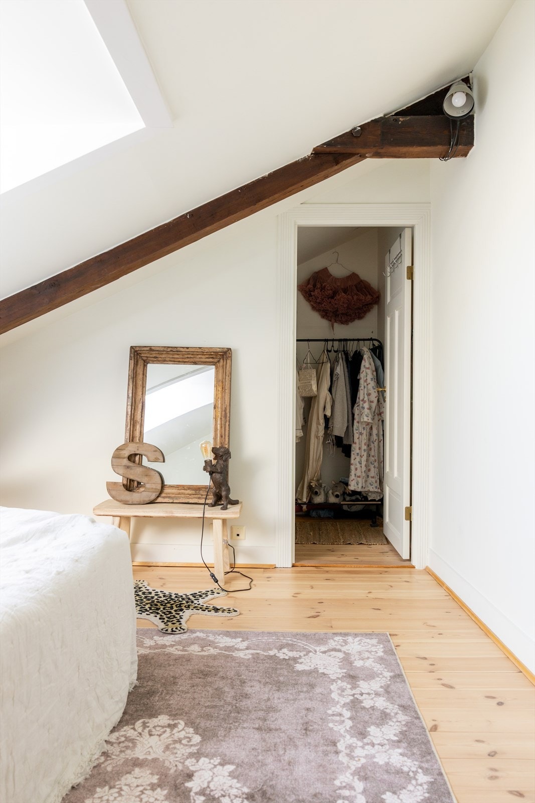 Rommet har god plass til annet møblement og har inngang til en innvendig bod. Galleribilde