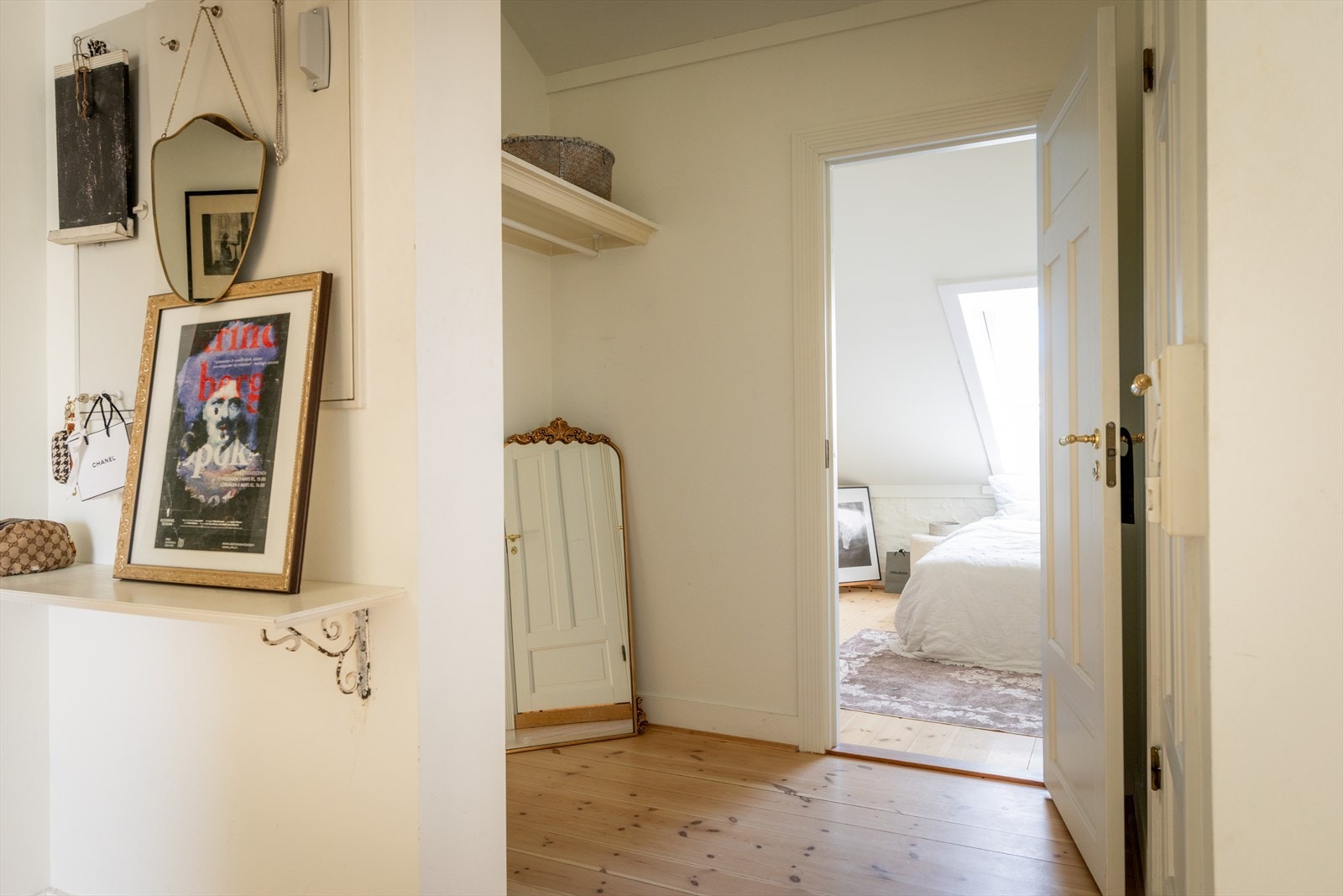 Fra entréen er det tilgang til boligens to soverom. Galleribilde