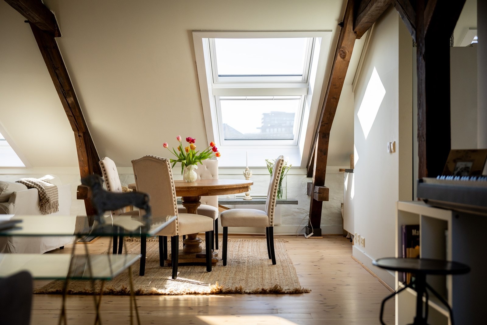 Her er det også plass til et hyggelig spisebord, ideelt for gode måltider med venner og familie. Galleribilde