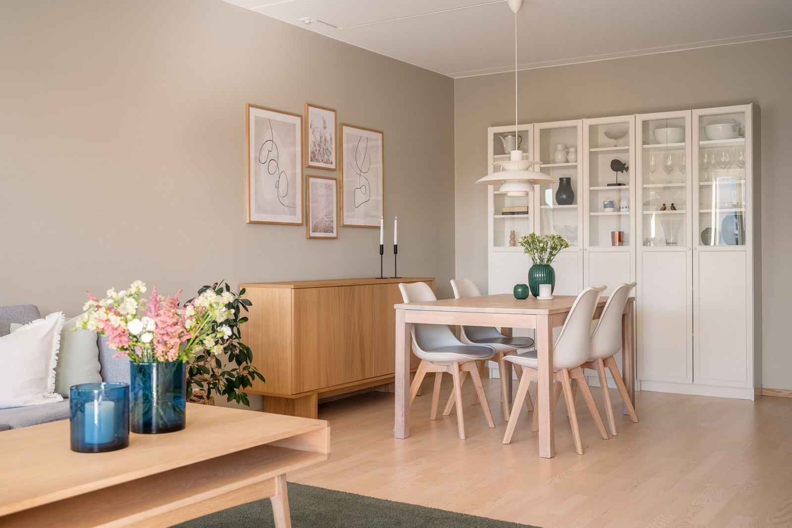 Rommet er malt i tidsriktige farger som står fint til den lyse parketten belagt på gulv Galleribilde
