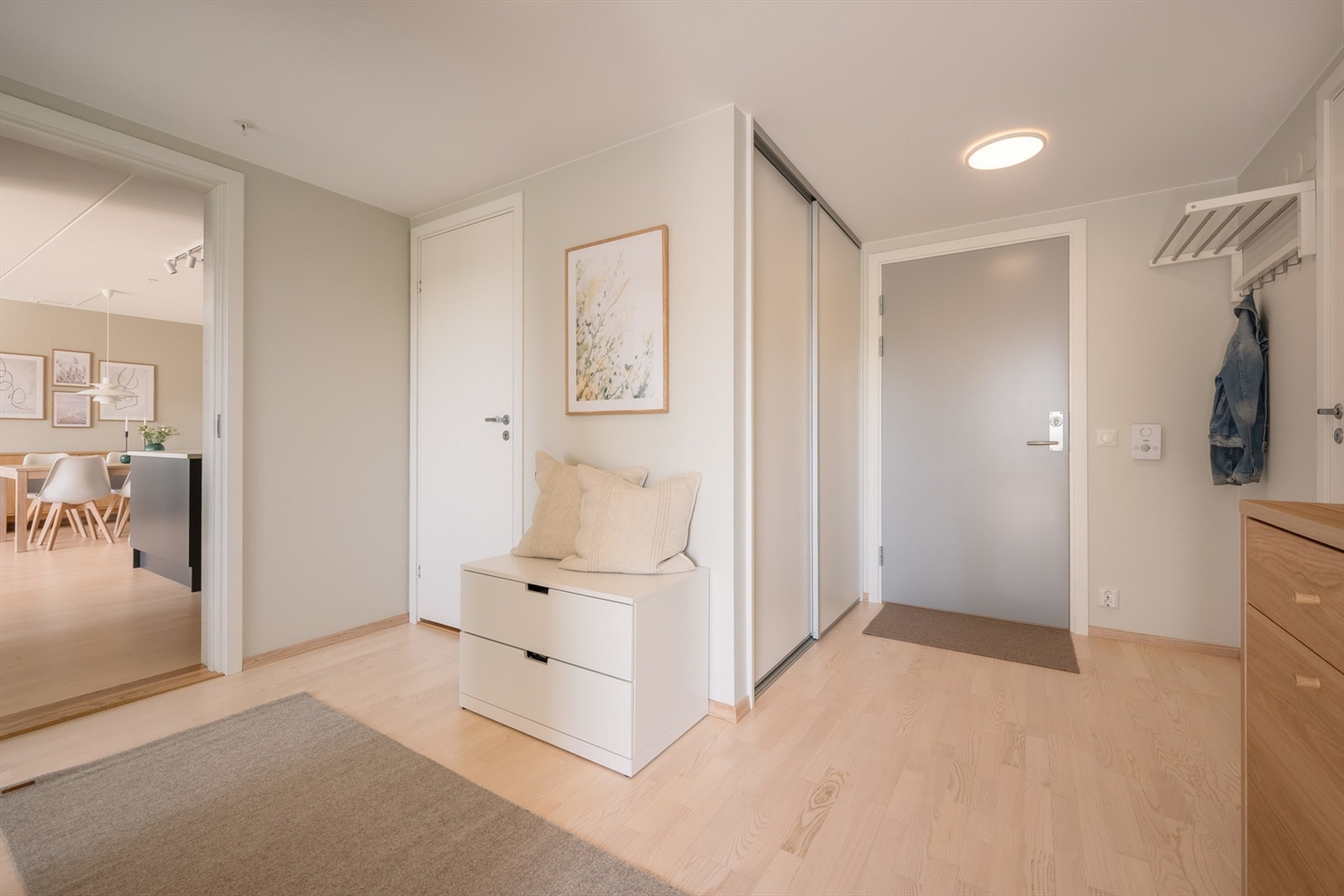 Godt med oppbevaringsplass i romslig skyvedørsgarderobe Galleribilde