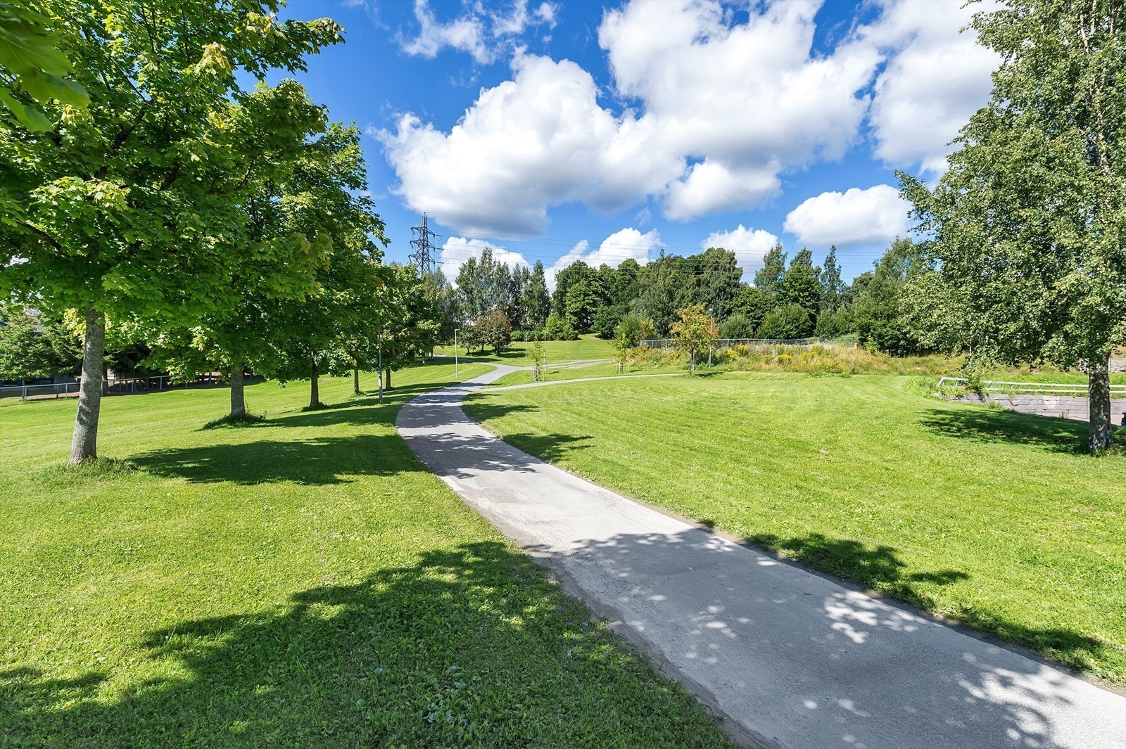 Meget gode tur-treningsmuligheter i området. Herfra er det gangvei opp til Grefsenkollen bl.a. Galleribilde