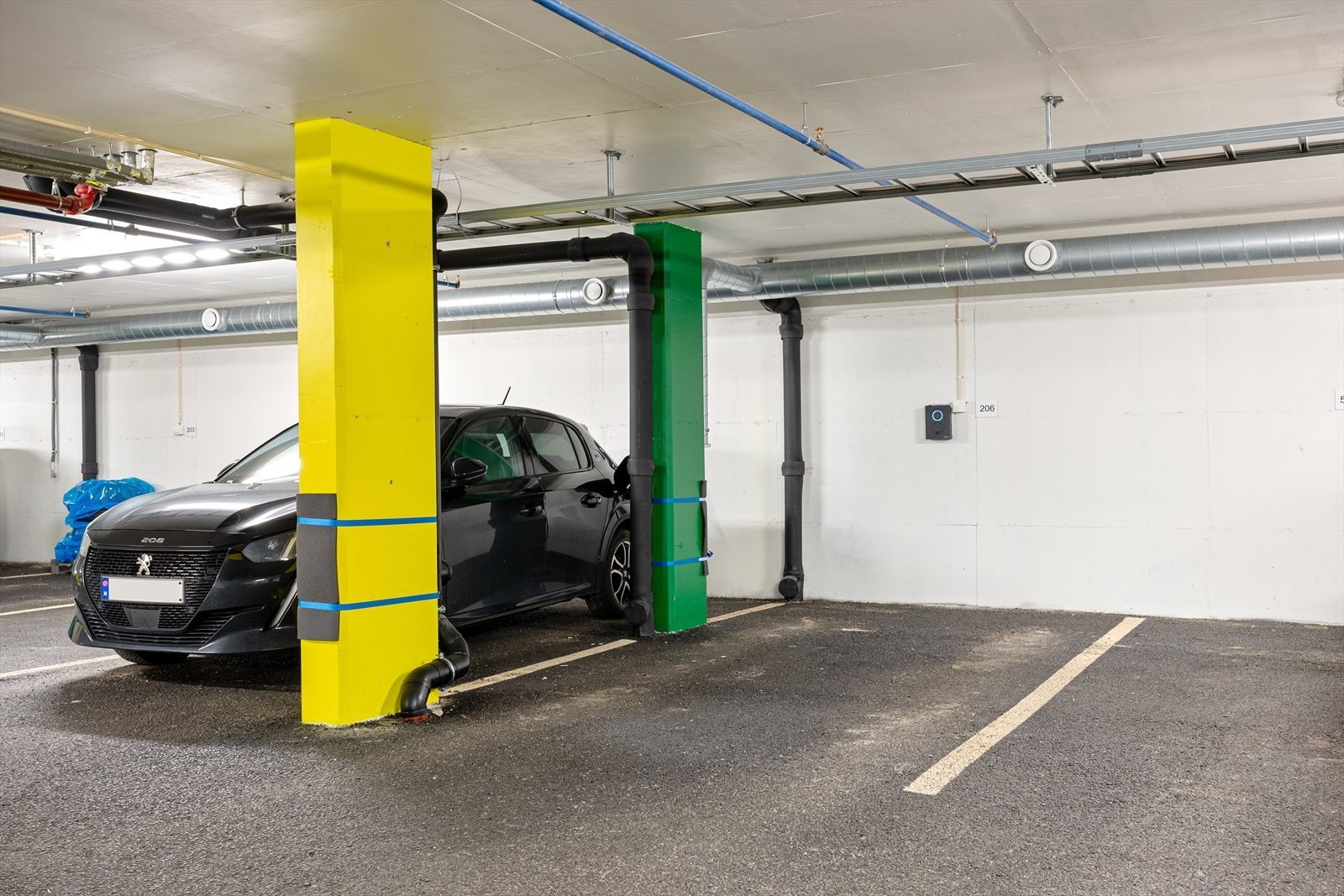Parkeringsplass med elbillader. Lukket anlegg. Galleribilde