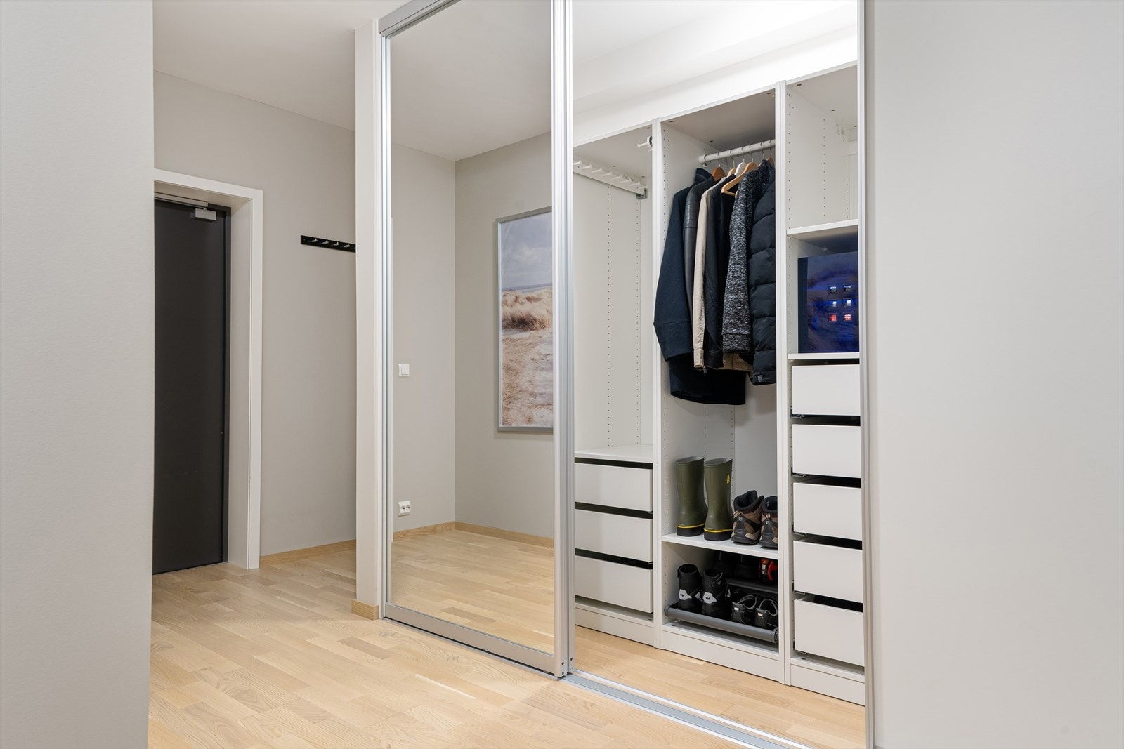 Entre/gang med stor og praktisk skyvedørsgarderobe Galleribilde