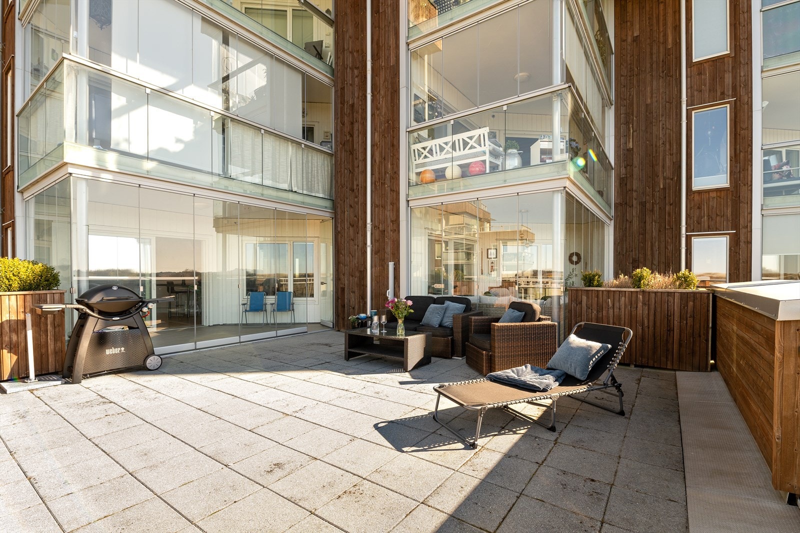Deler av verandaen er innglasset noe som forlenger utesesongen. Galleribilde