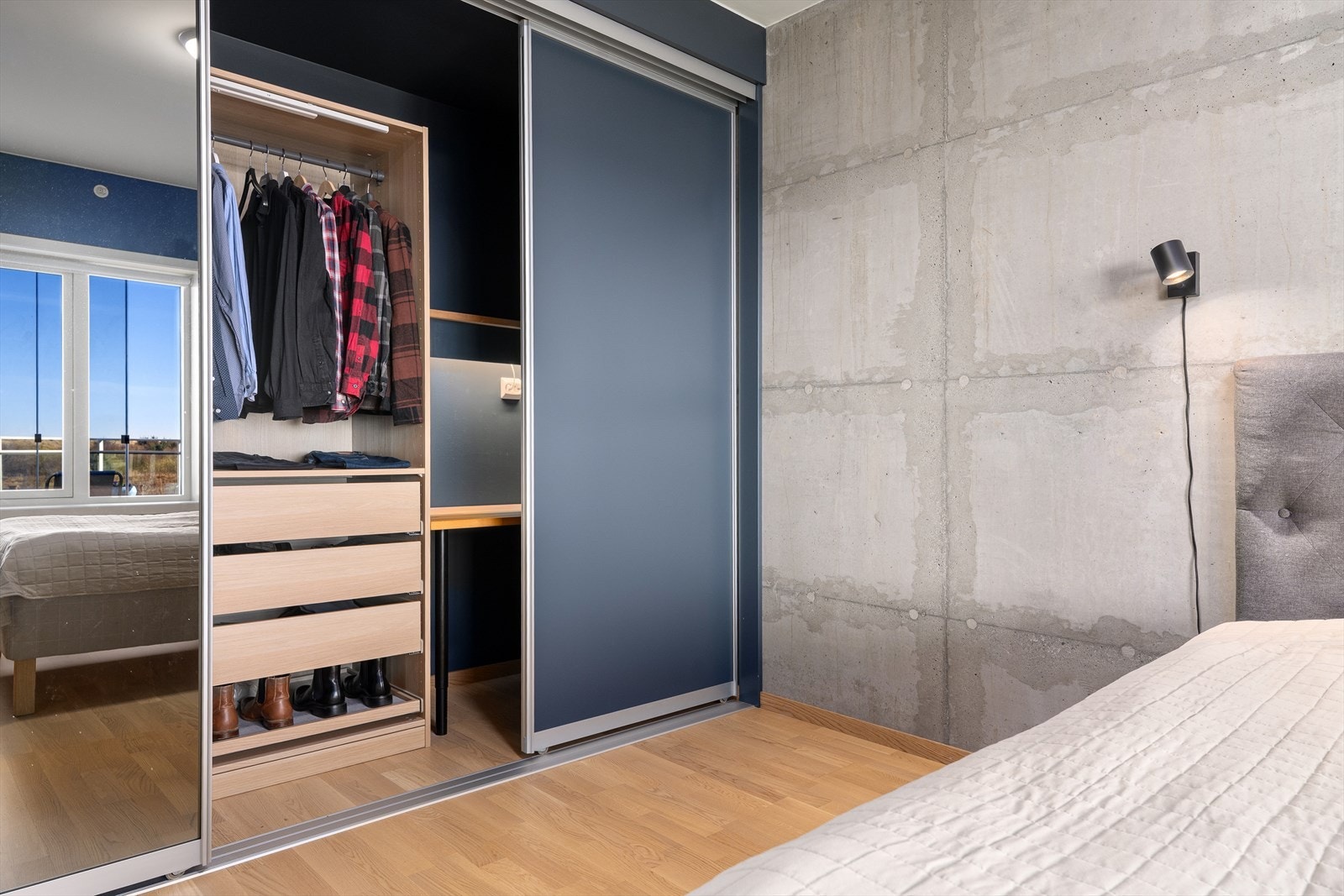 Skyvedørsgarderobe med god plass og skrivepult/sminkebord Galleribilde