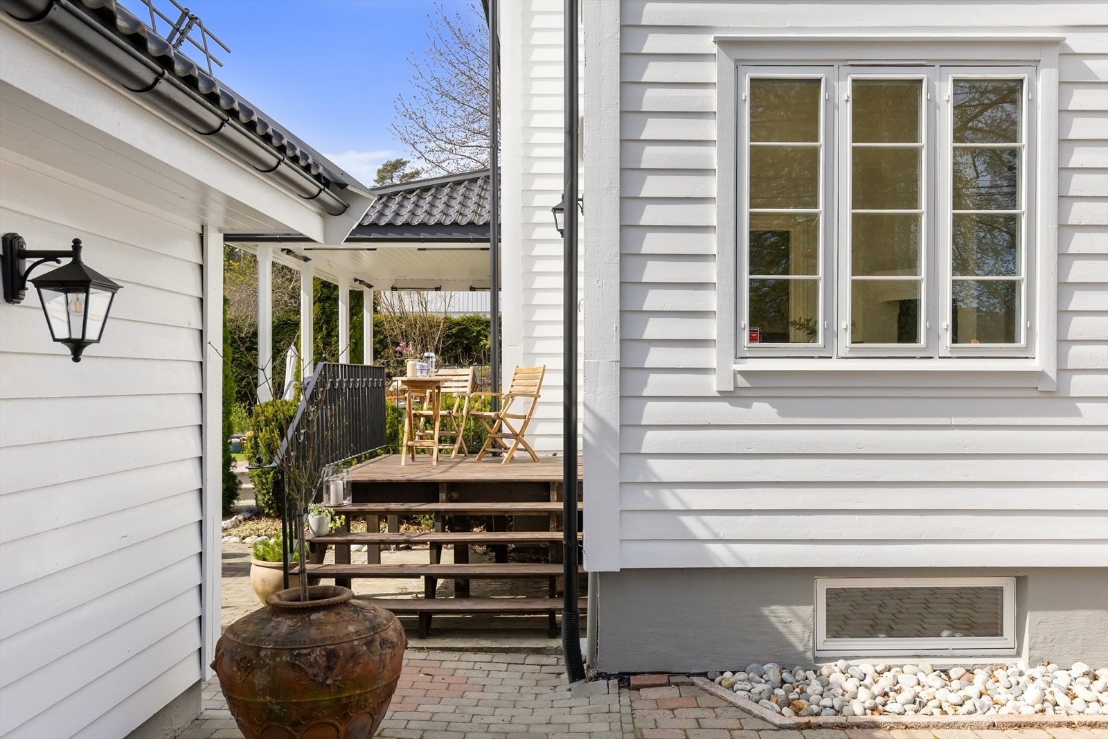 Fra gårdsplass mot haven/uteplassene. Galleribilde