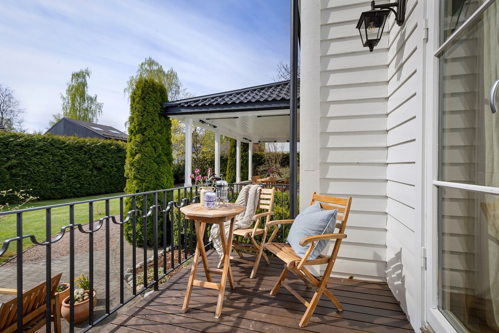 Hyggelig terrasse på 5 kvm. ut fra kjøkkenet. Galleribilde