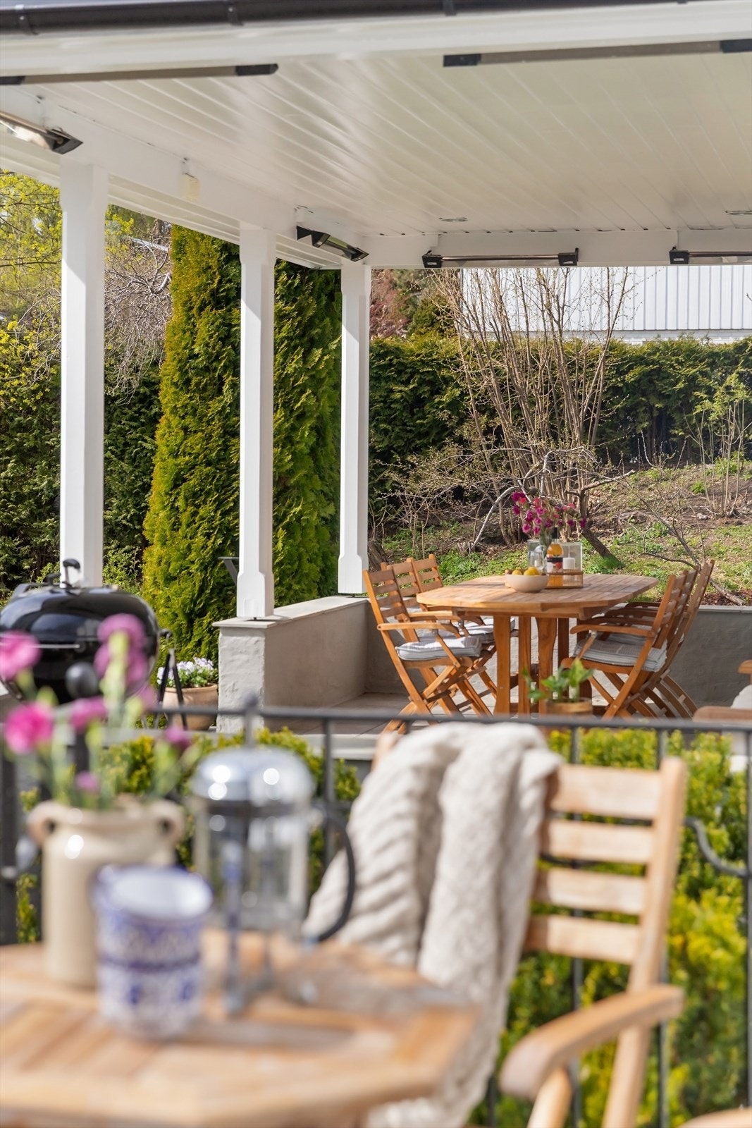 Utgang til stor flott terrasse fra spisestuen, og utgang til en litt mindre terrasse fra kjøkkenet. Galleribilde