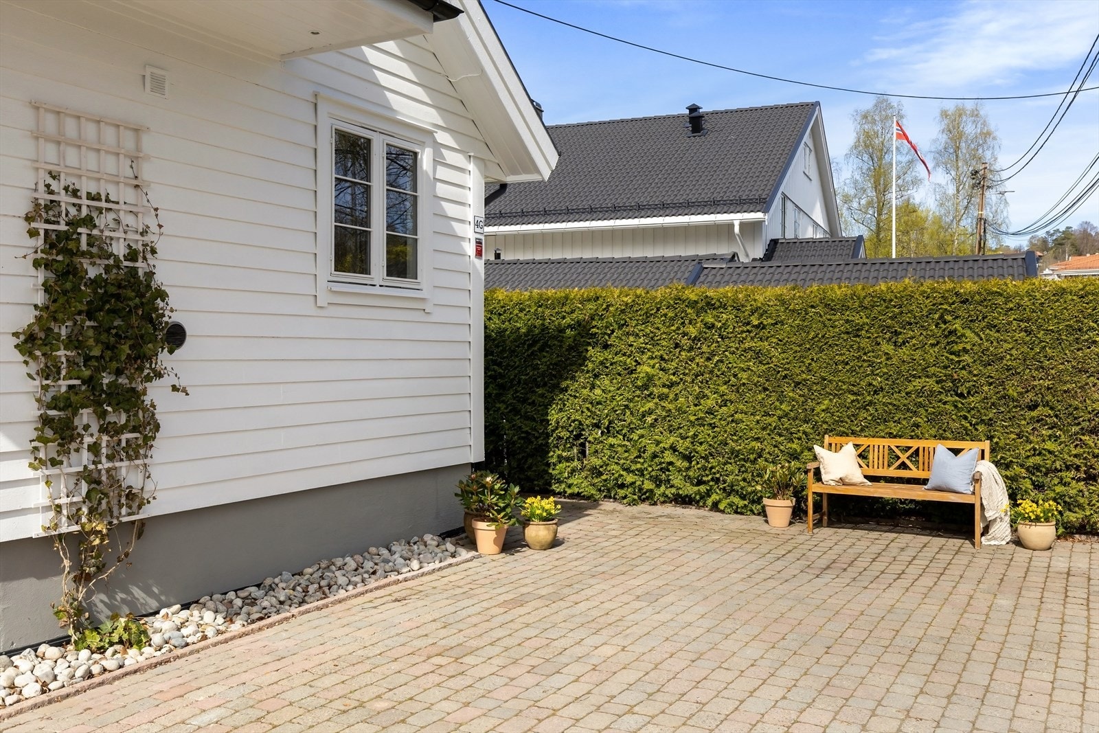 Gårdsplassen/innkjørselen som er steinbelagt. Galleribilde