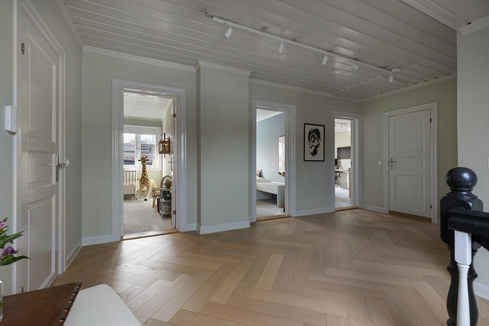 Inngang til de fire flotte soverommene, bad/WC, samt walk-in/garderobe. Galleribilde