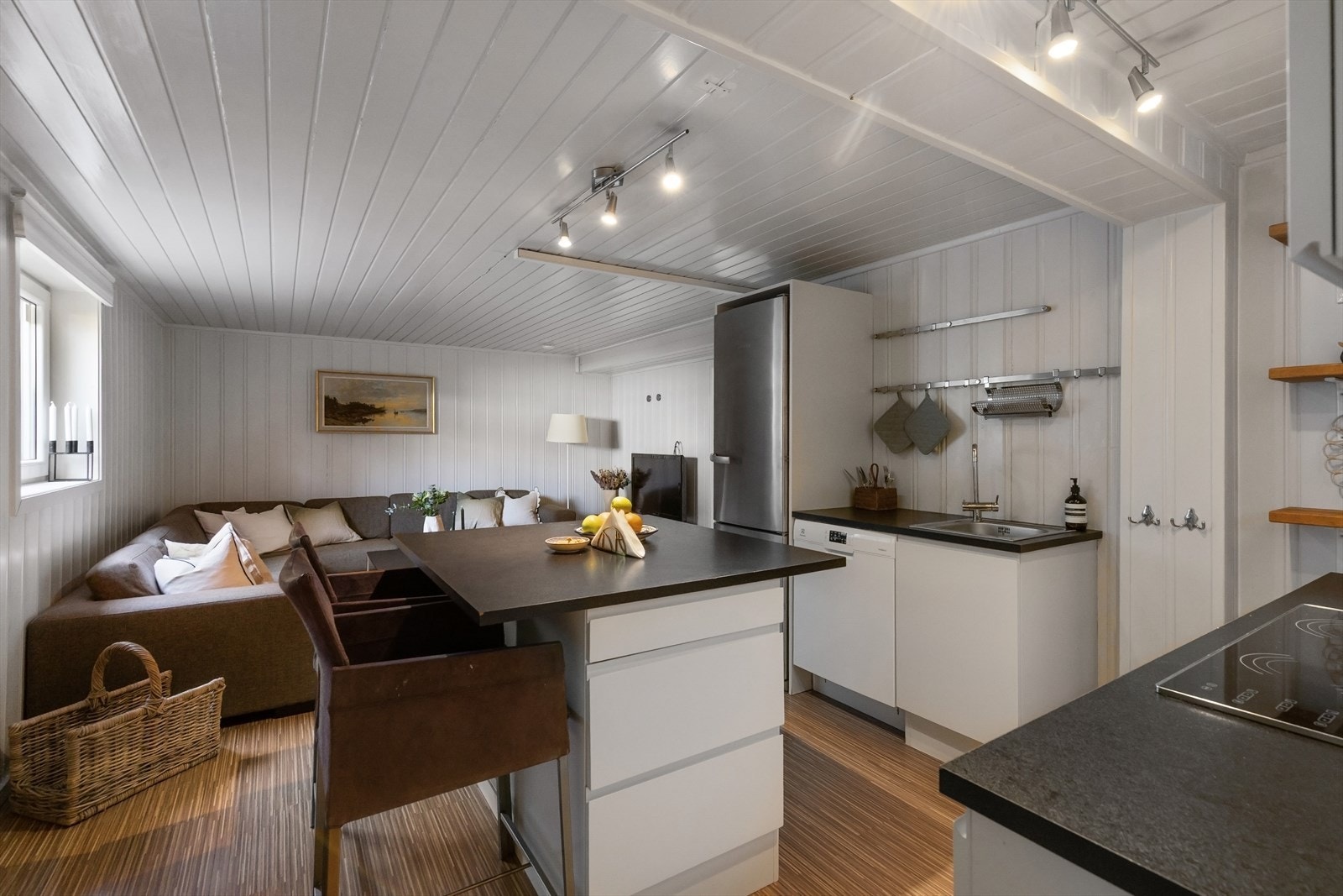 Underetasjen inneholder entre/gang med garderobe, trimrom, vaskerom, bod og teknisk rom. Det er også innredet med åpen stue/kjøkken løsning, soverom og baderom, se salgsoppgaven. Galleribilde