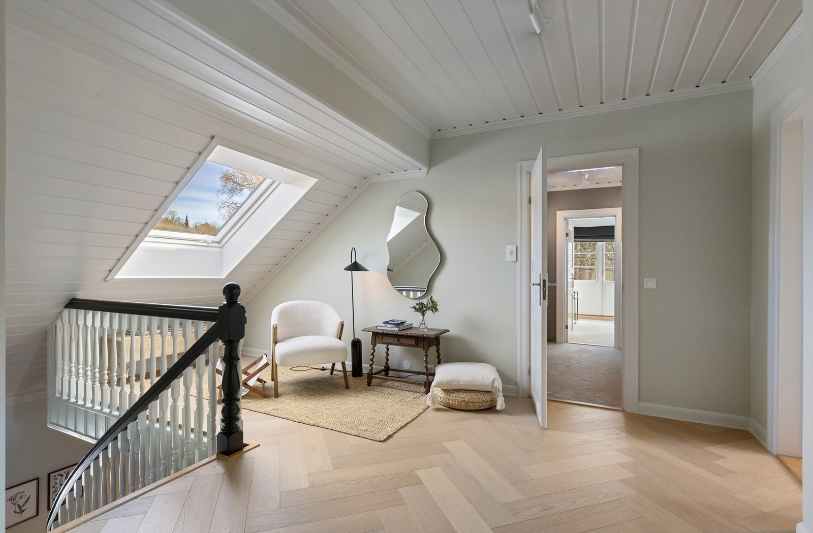 2. etasje med 4 flotte soverom, 2 bad/WC, 2 Walk-in garderober, garderoberom, og balkong ut fra hovedsoverommet. Galleribilde