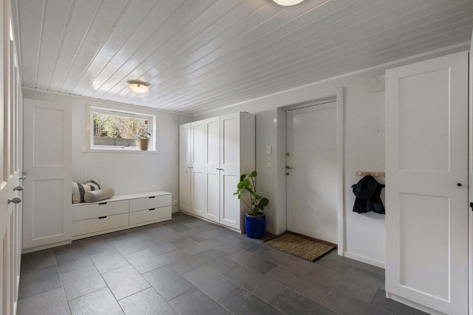 Entre/gang med garderobe. "Sportsinngang" til underetasjen. Galleribilde