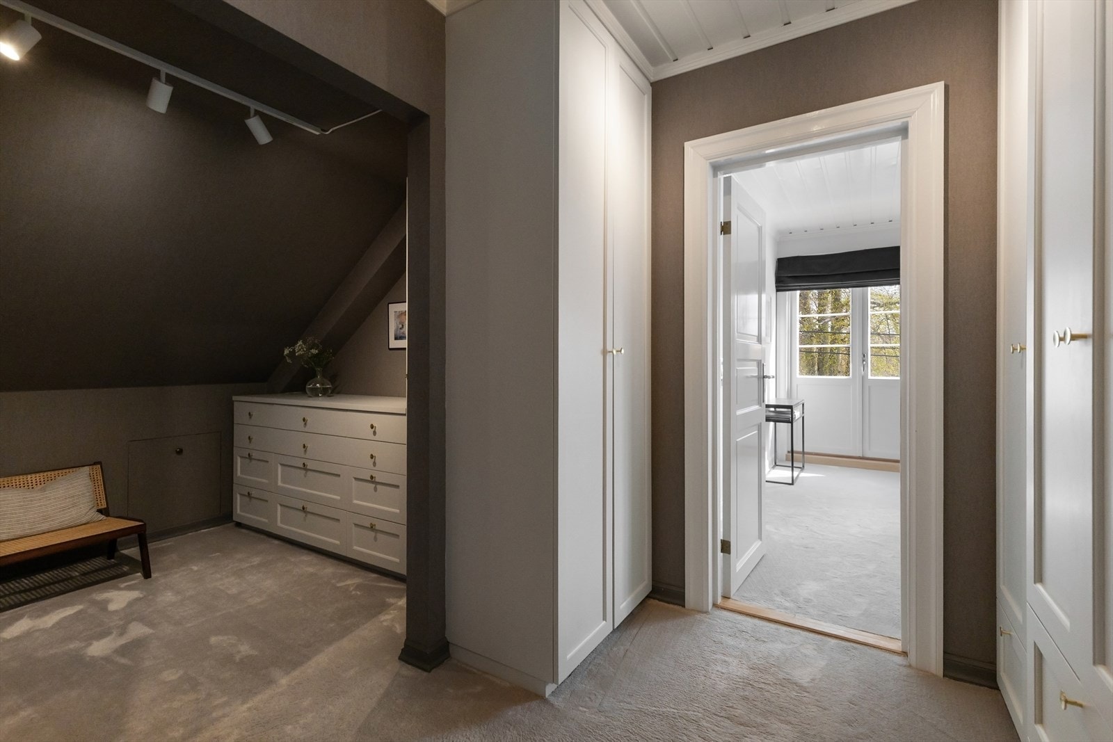 Hovedsoverom med praktisk walk-in garderobe. Galleribilde