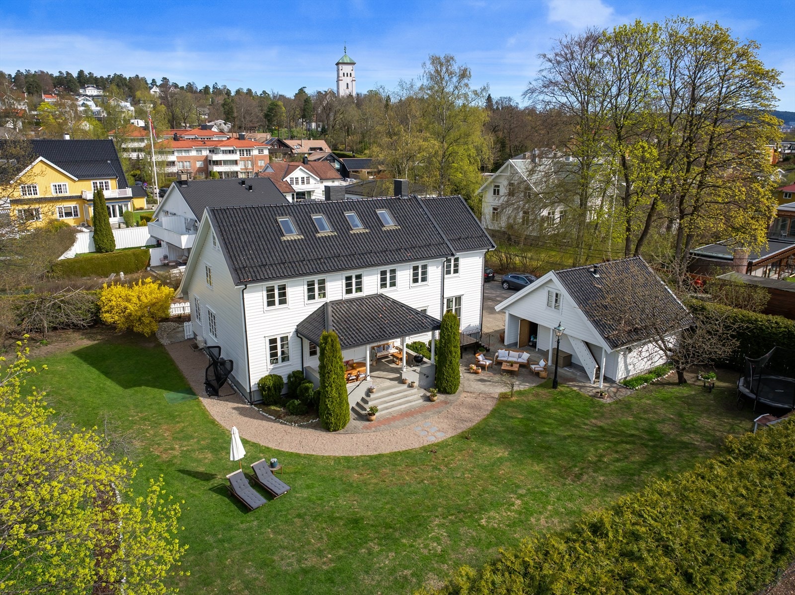 Dronebilde av den flotte villaeiendommen. Galleribilde