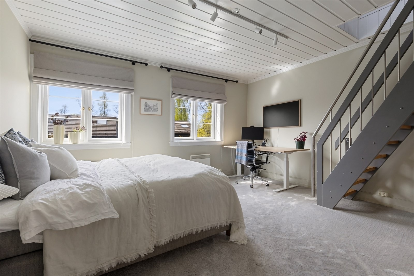 Stort flott soverom 4, med trapp til loftsetasjen. Galleribilde