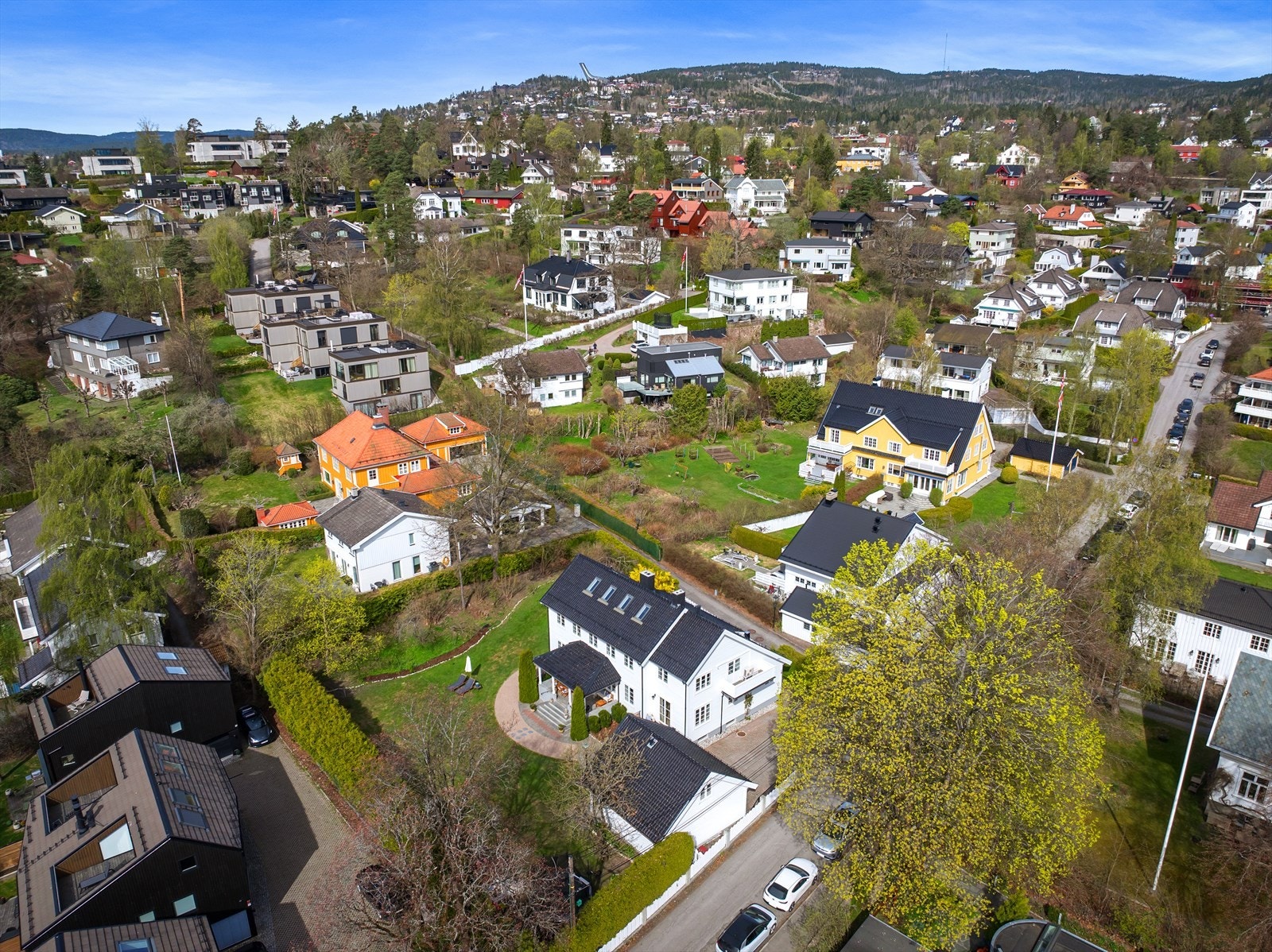 Fra omgivelsene rundt eneboligen som har kort nærhet til barnehage, 2 skoler, Marka og byen mm. Galleribilde
