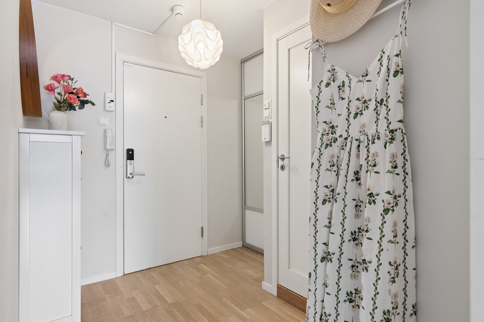 Romslig entré med skyvedørsgarderobe Galleribilde