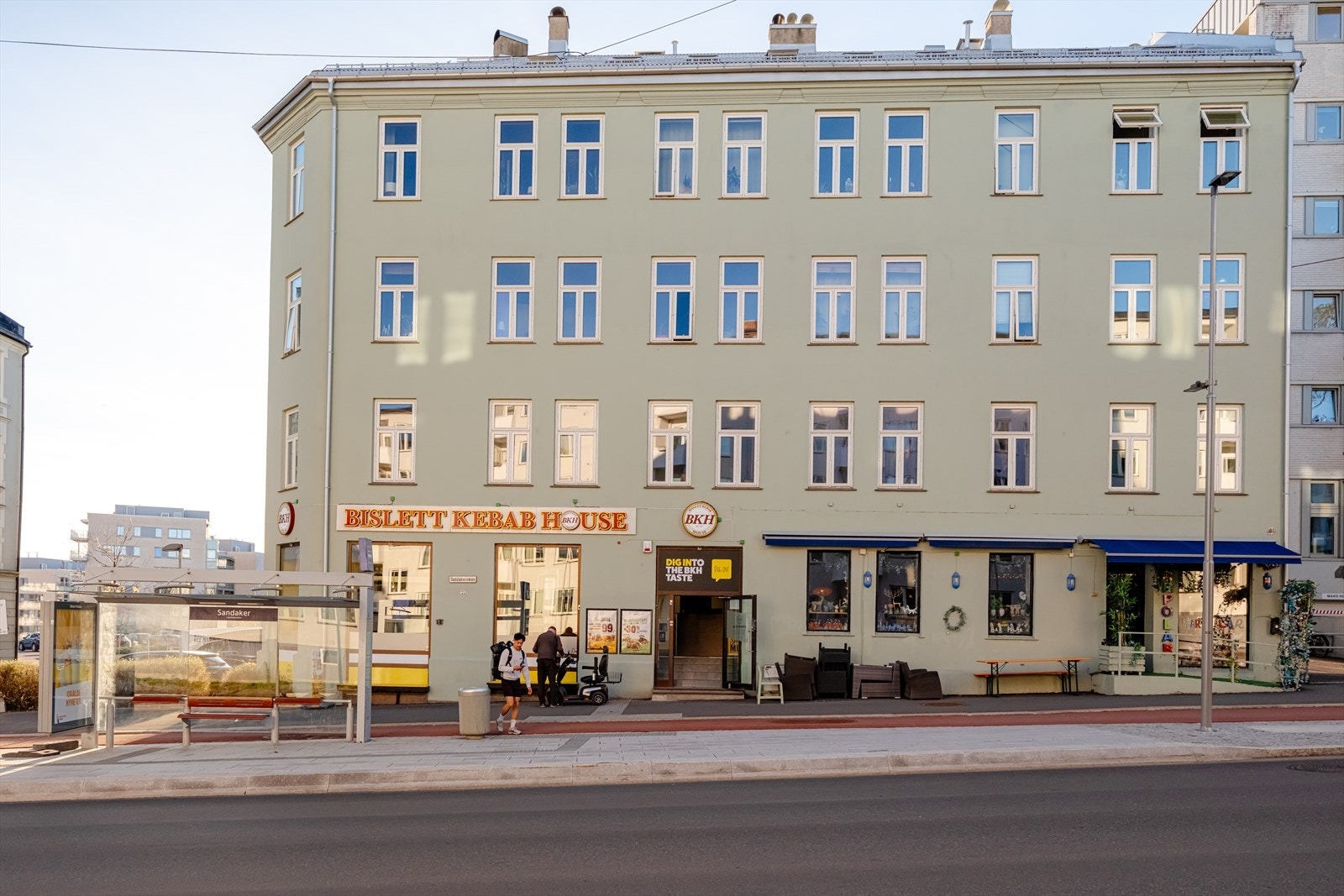 Kort vei til bussholdeplass og nattmat Galleribilde