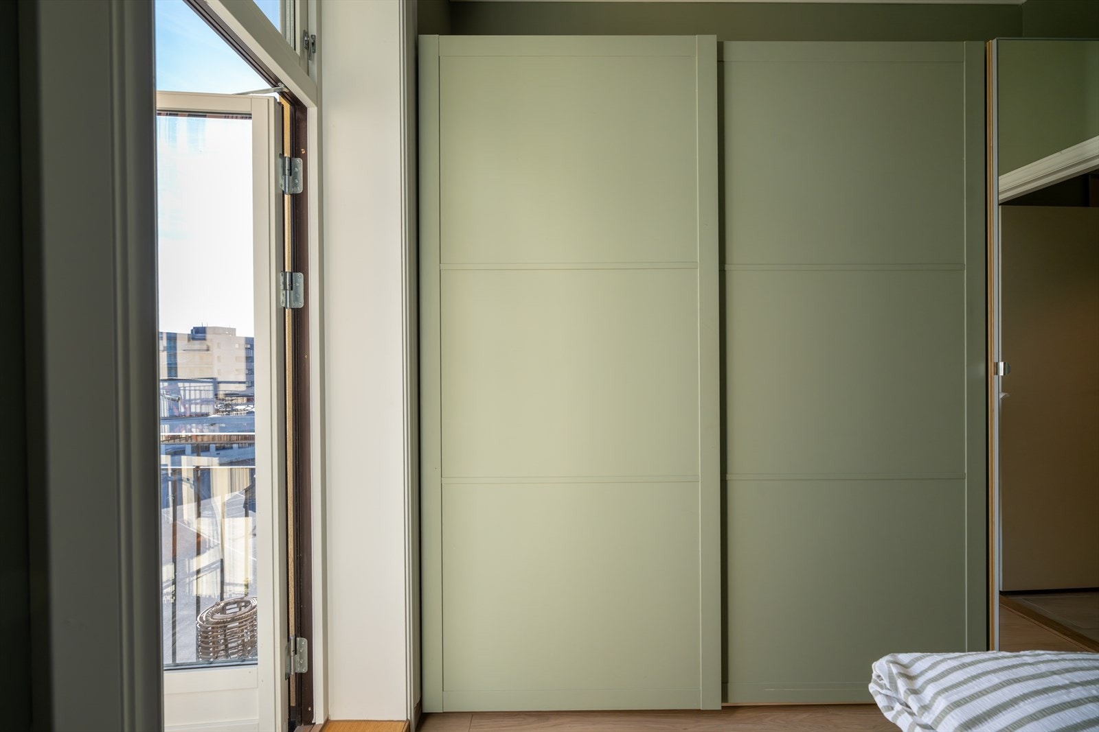 Her er det stor skyvedørsgarderobe med plass nok for 2 personer Galleribilde