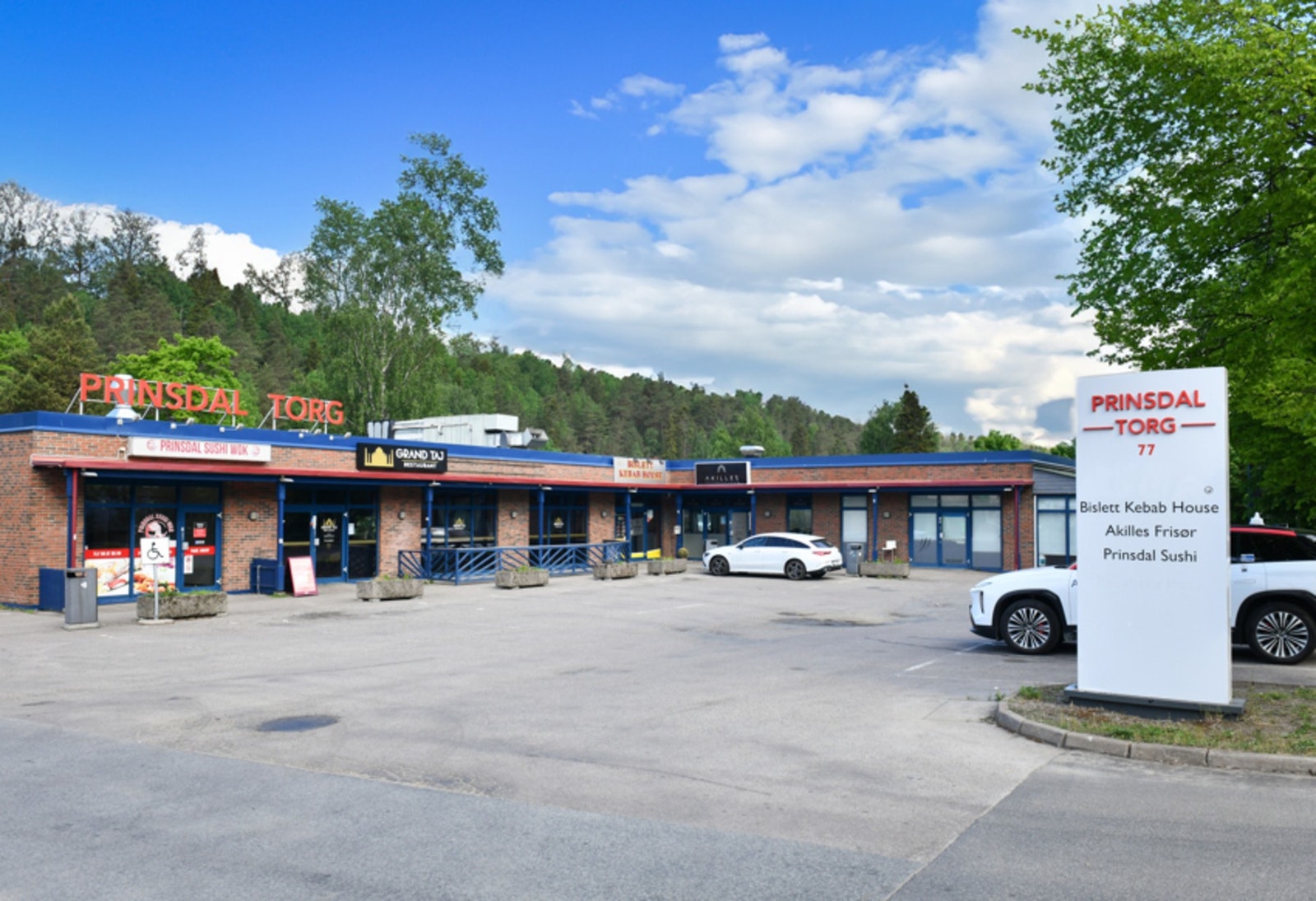 Ved Prinsdal torg er det KIWI, frisør, treningssenter, serveringssteder, take away muligheter mm. Galleribilde