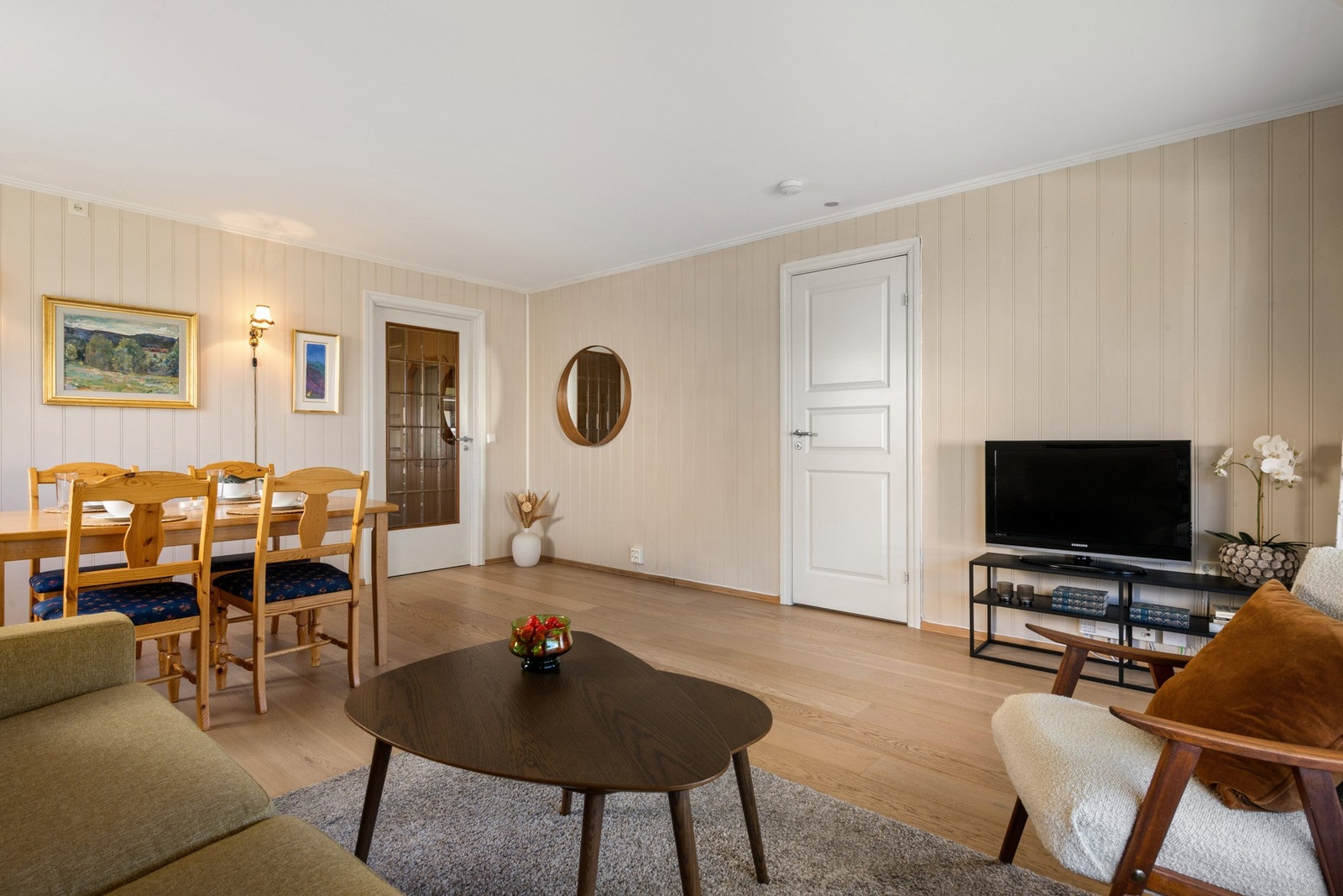 Det er pipeløp i veggen ved speilet. Selger har fått tillatelse av borettslaget til å montere luft til luft varmepumpe. Galleribilde