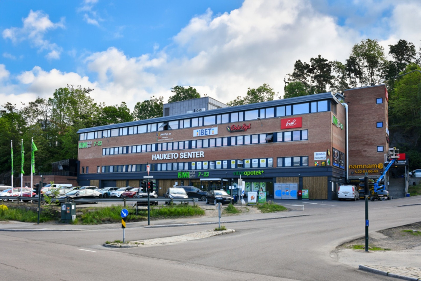 Hauketo har et nærsenter ved Hauketo st. med Rema 1000, Istanbull supermarked. Fresh Fitness treningssenter, fysioterapuet, apotek, gatekjøkken, mm. Galleribilde