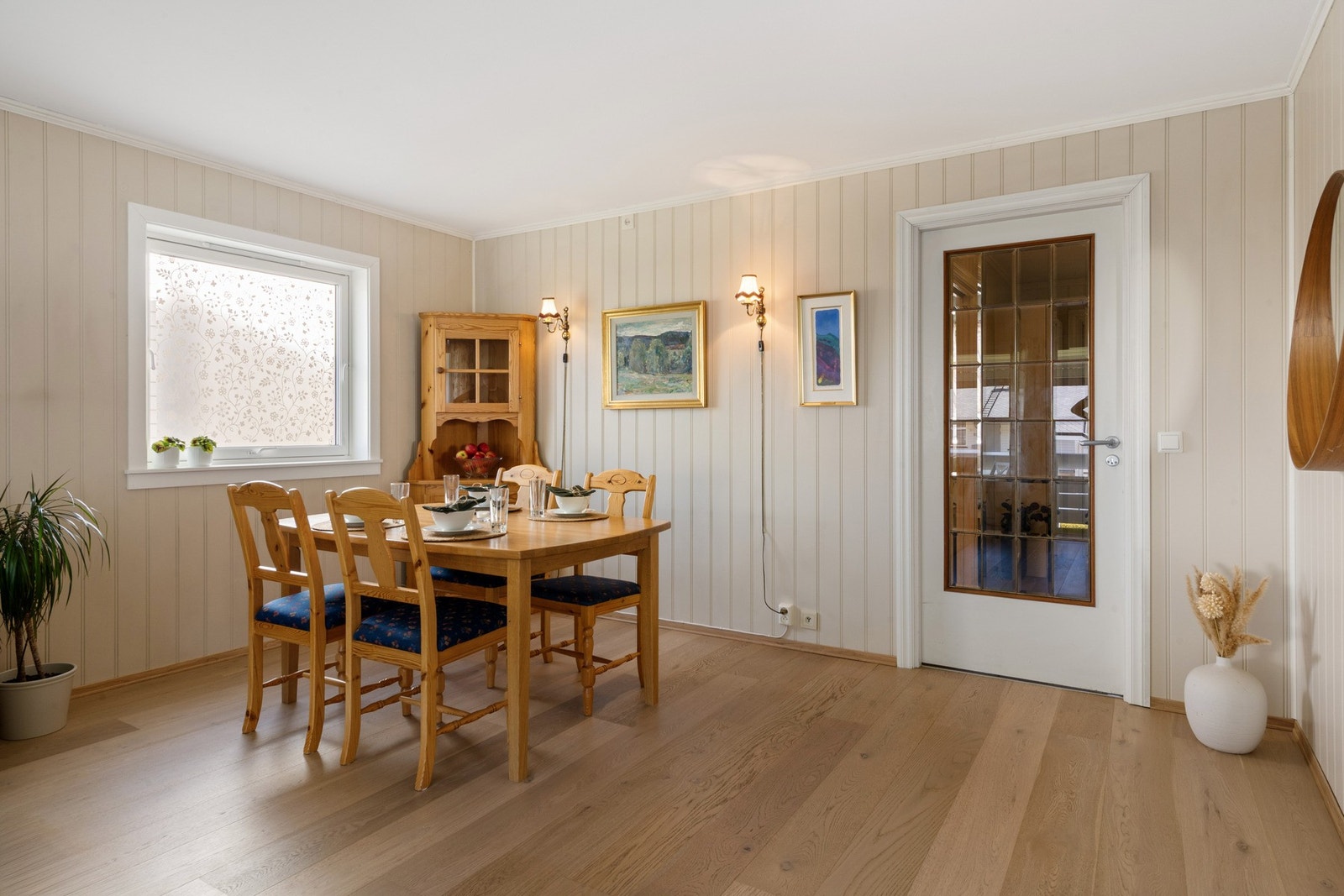 Stuen har god plass til spisestue. Galleribilde