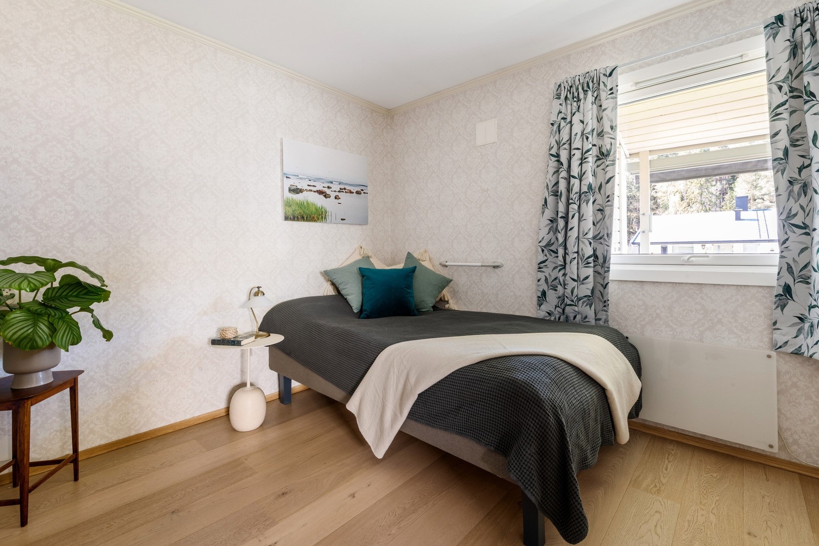 Hovedsoverommet er 14 m² og har vindu mot balkongen. Galleribilde