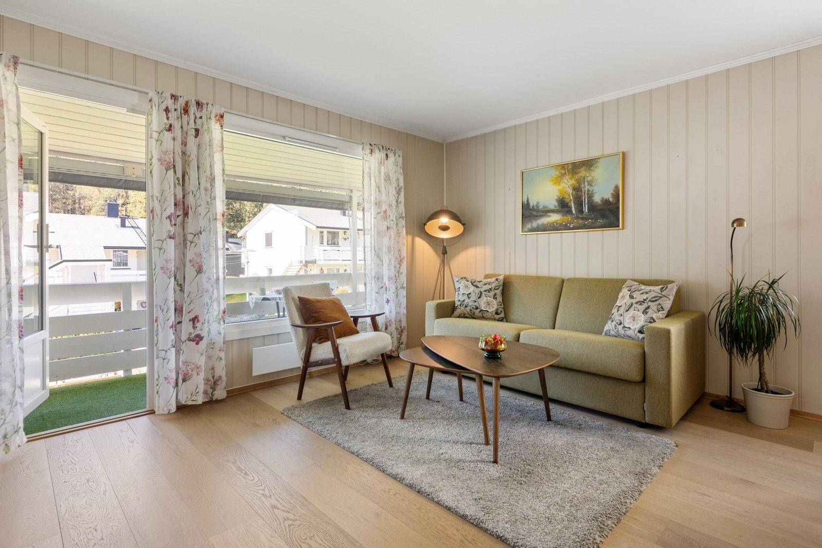 Stuen har god plass til salong. Moderne 1-stavs parkettgulv. Galleribilde