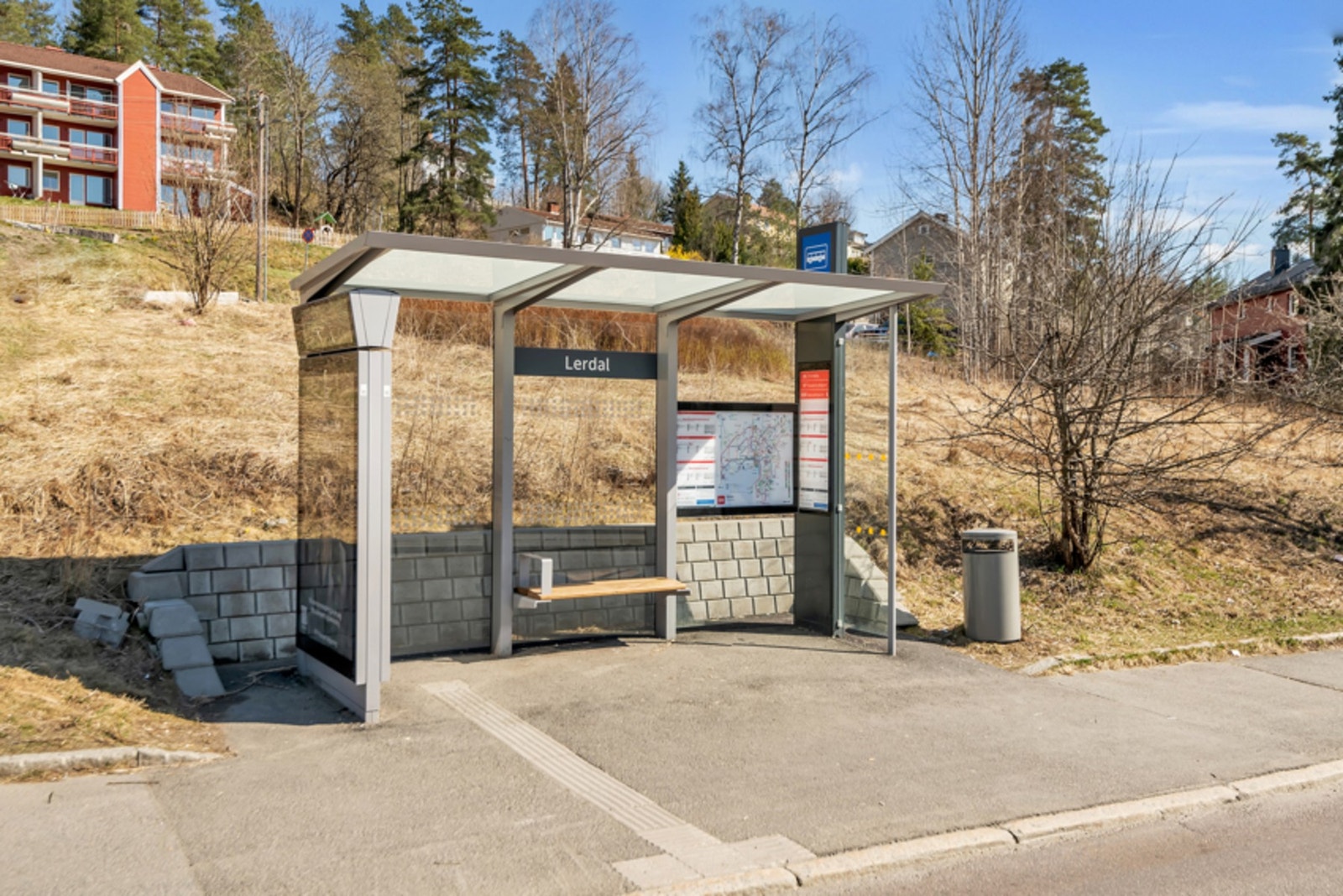 Ca. 2-3 minutters gange til Lerdal bussholdeplass. Her går linje 81, 81N og 87. Galleribilde