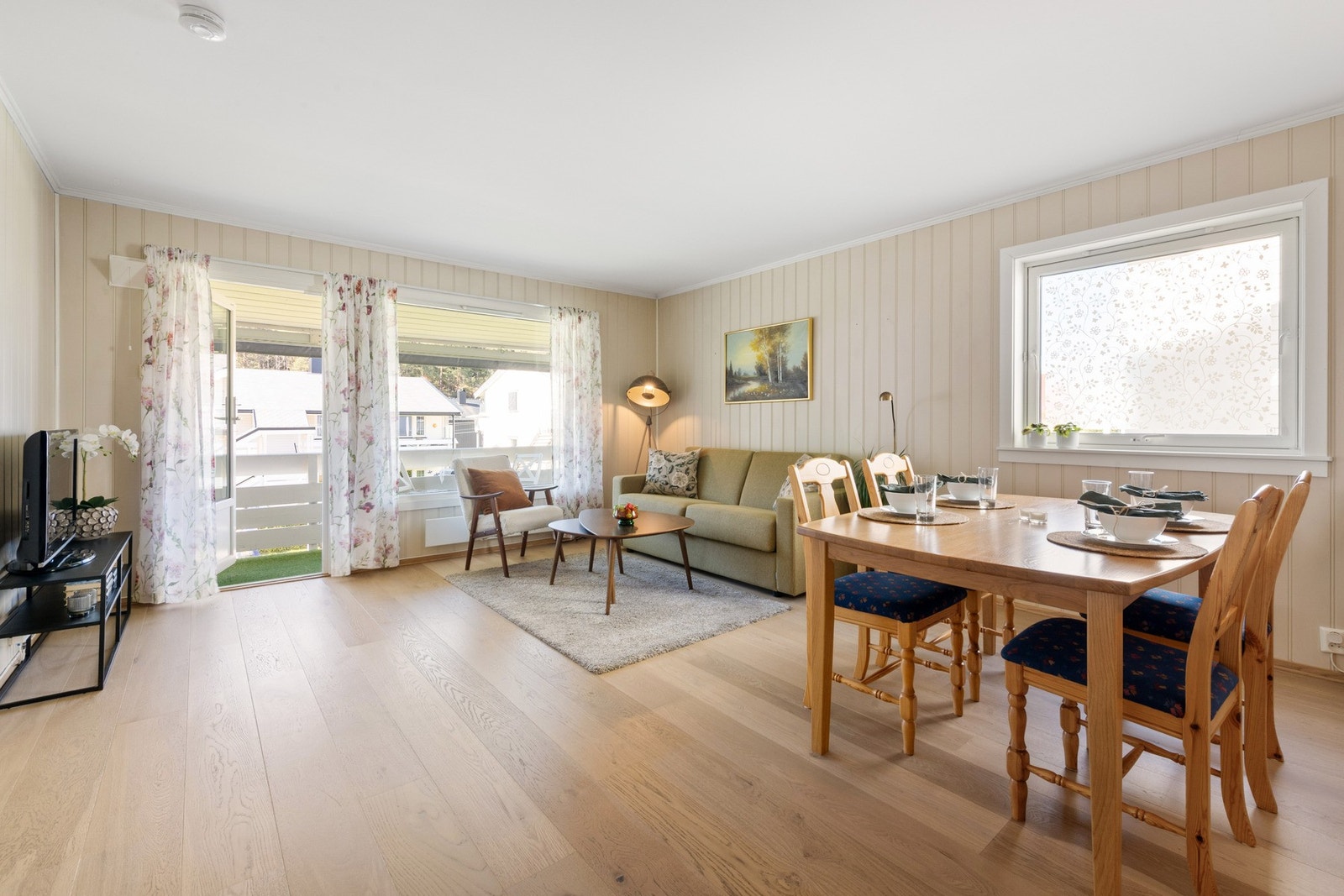 Vestvendt, lys stue 22 m². Utgang til solrik balkong. Galleribilde