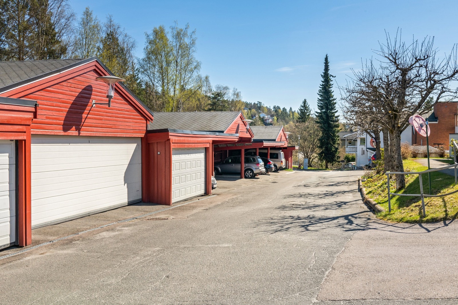 Borettslaget har 26 garasjer/carportplasser til utleie. Det er fortiden ledige plasser. Garasjeplass kr. 300 pr. mnd. og carport kr. 150 pr. mnd. Galleribilde