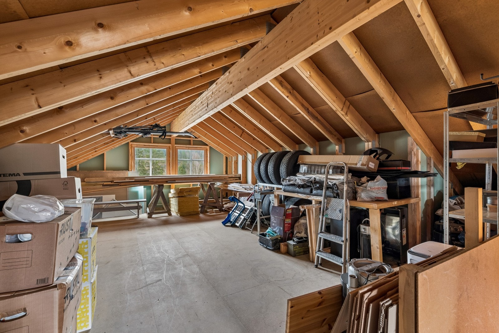 Loft i garasje med gode lagringsmuligheter. God takhøyde skulle en ville omsøke det til noe annet enn lager. Galleribilde