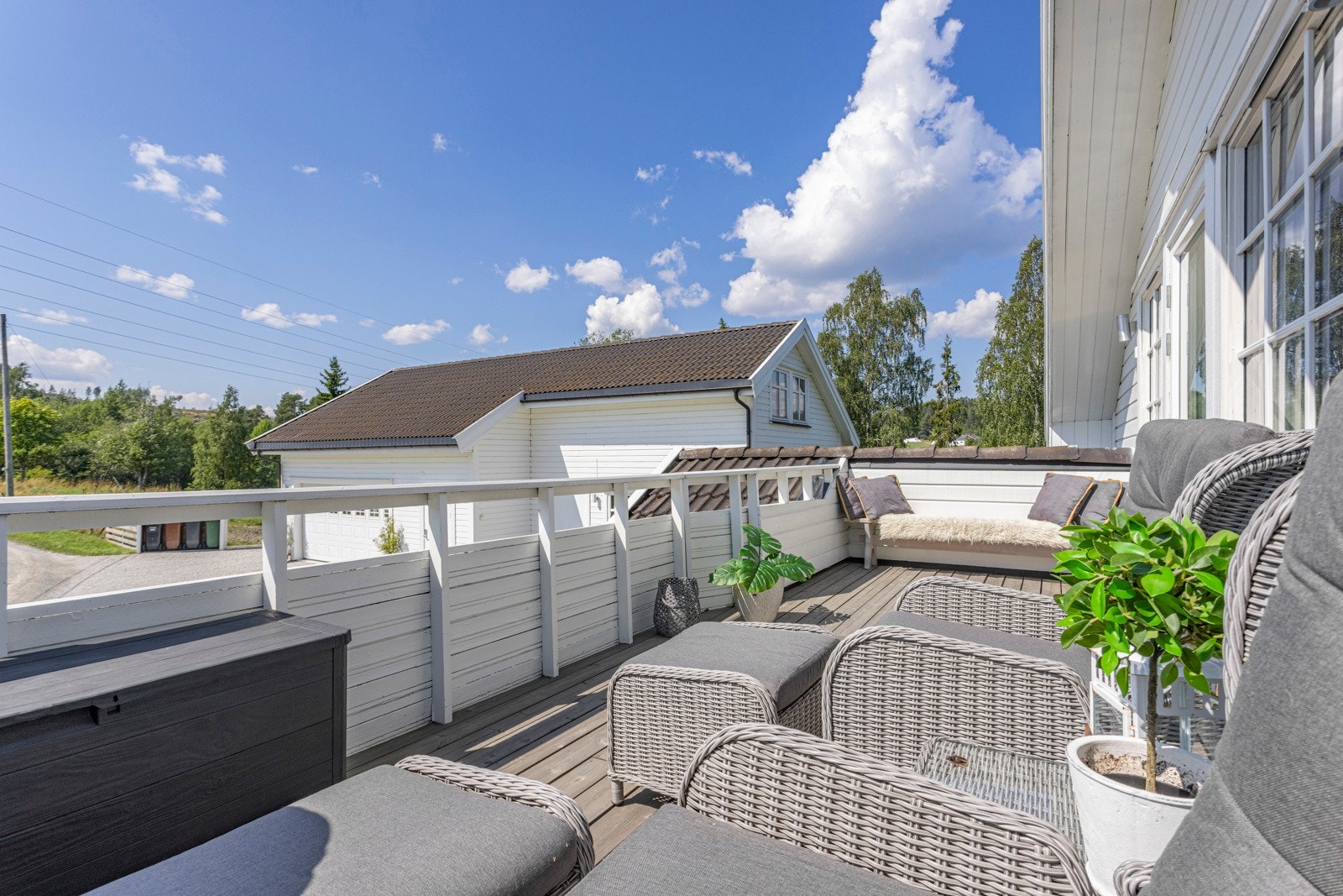 Terrasse med gode solforhold og utsyn mot omgivelsene Galleribilde