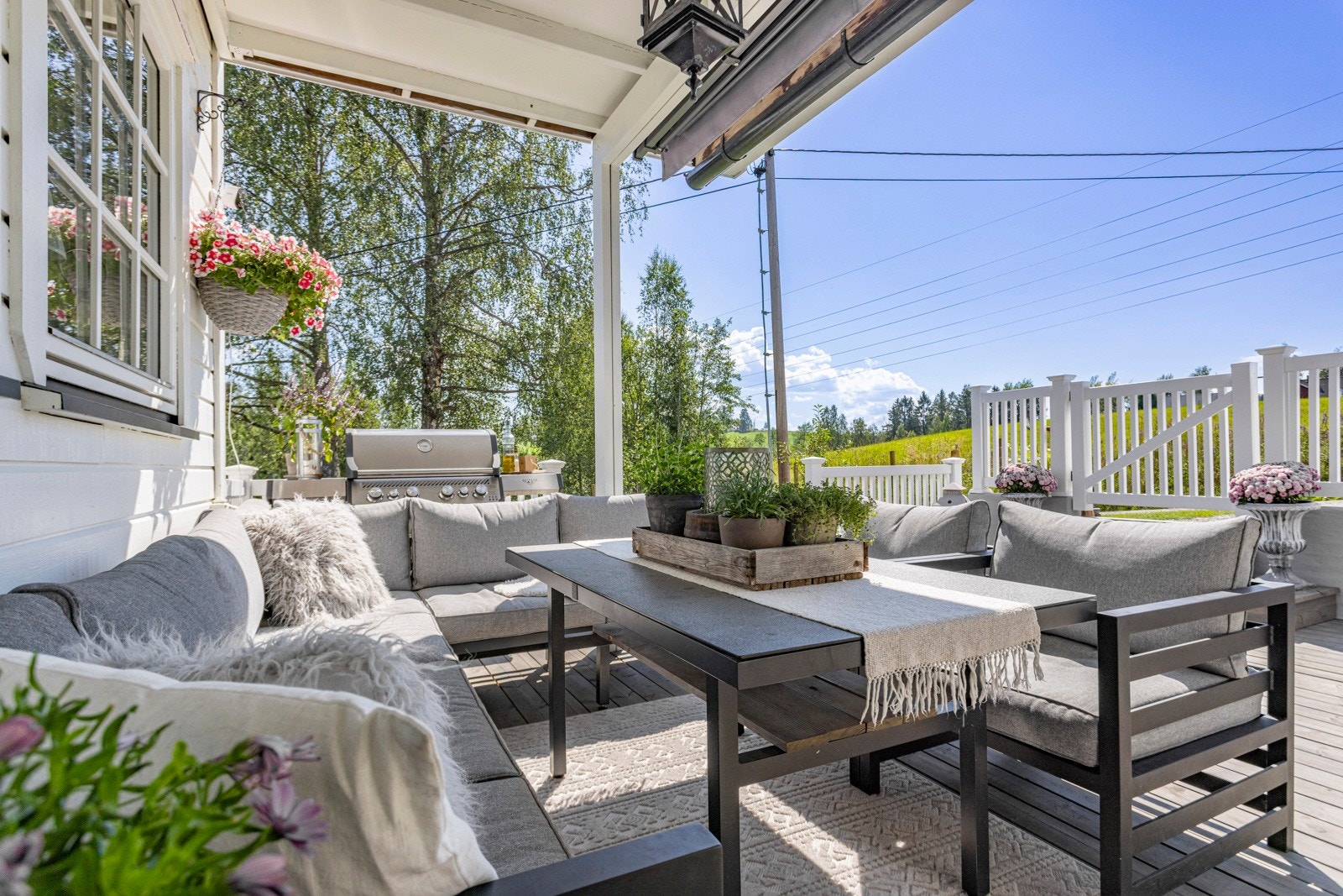 Uteplass med plass til sittegruppe Galleribilde