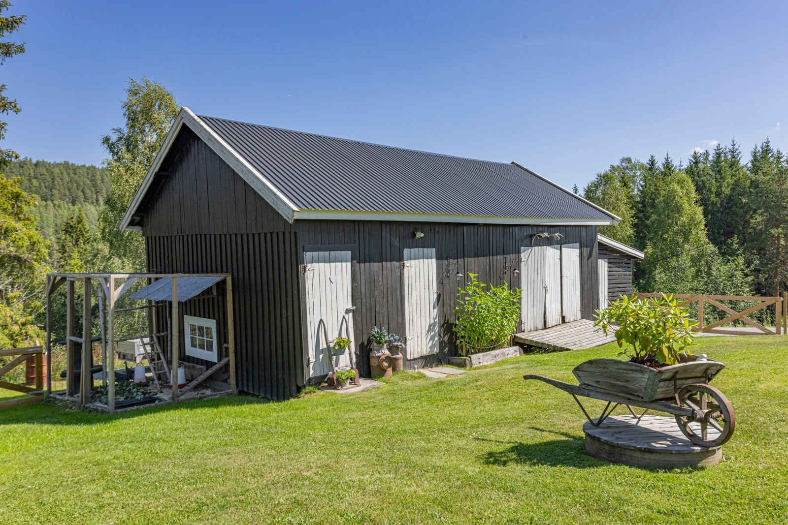 Uthus med praktiske rom for f.eks høner eller oppbevaring. Galleribilde