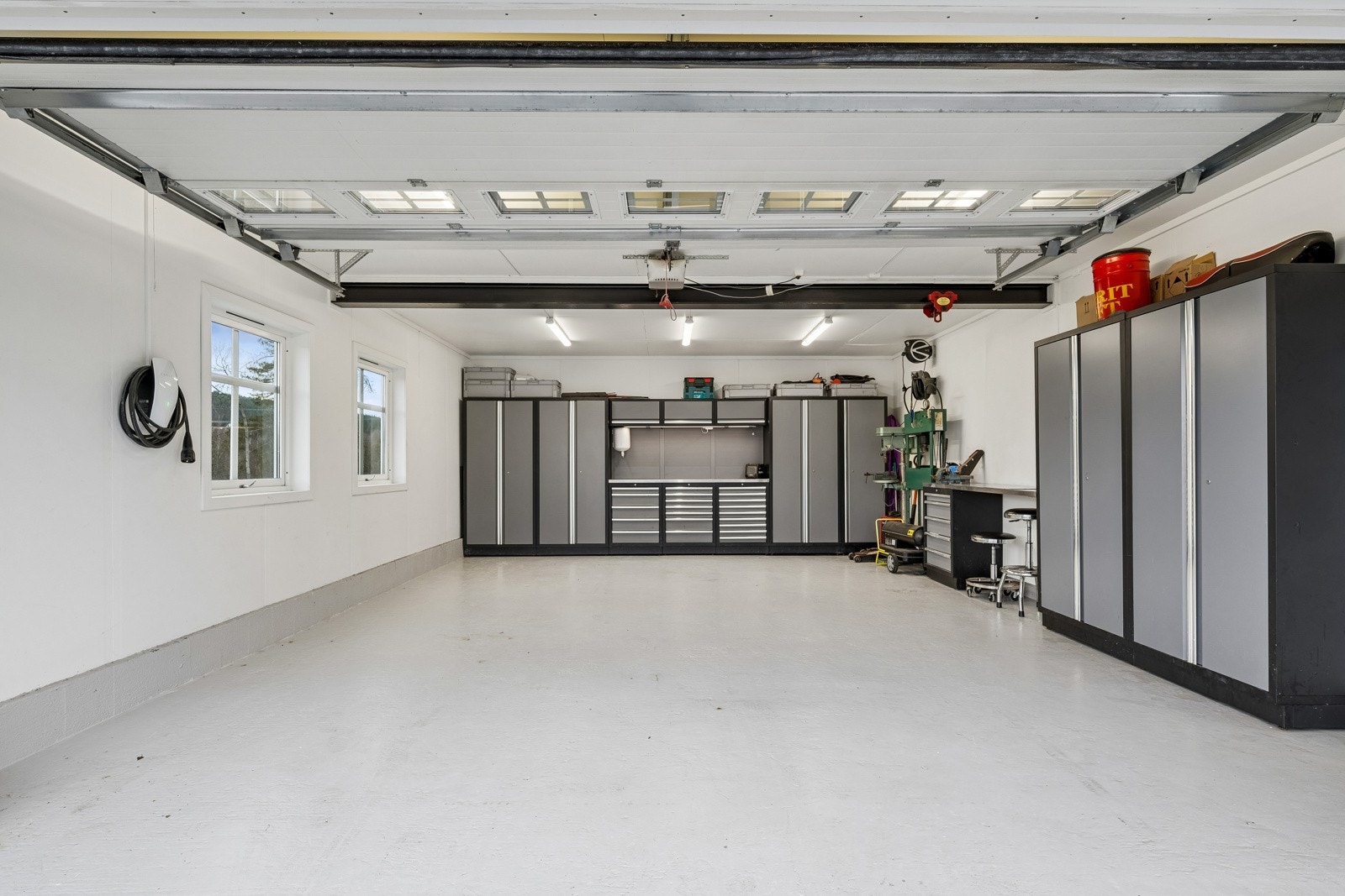 Garasje med god plass til både biler og lagring Galleribilde