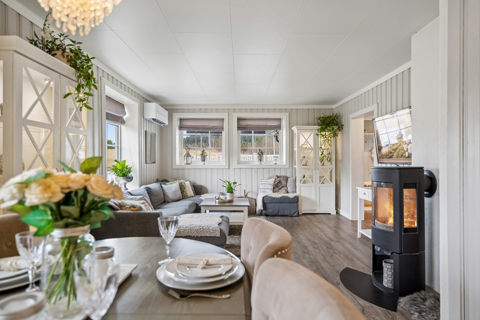 Spiseplass i tilknytning til kjøkkenet med god plass til gjester. Galleribilde