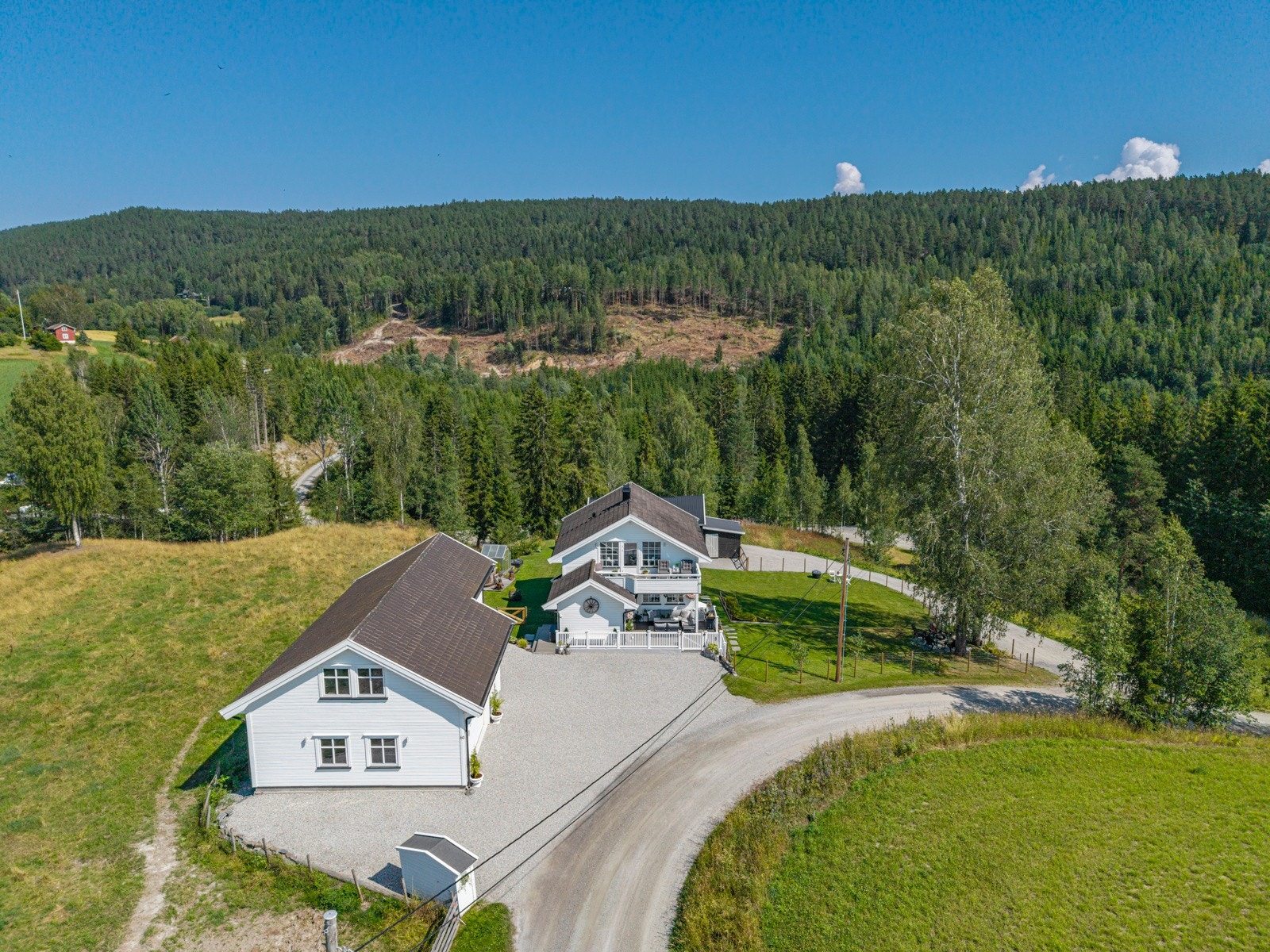 Eiendom med god plass rundt seg, skjermet beliggenhet og lite trafikk - perfekt for deg som ønsker ro og frihet Galleribilde